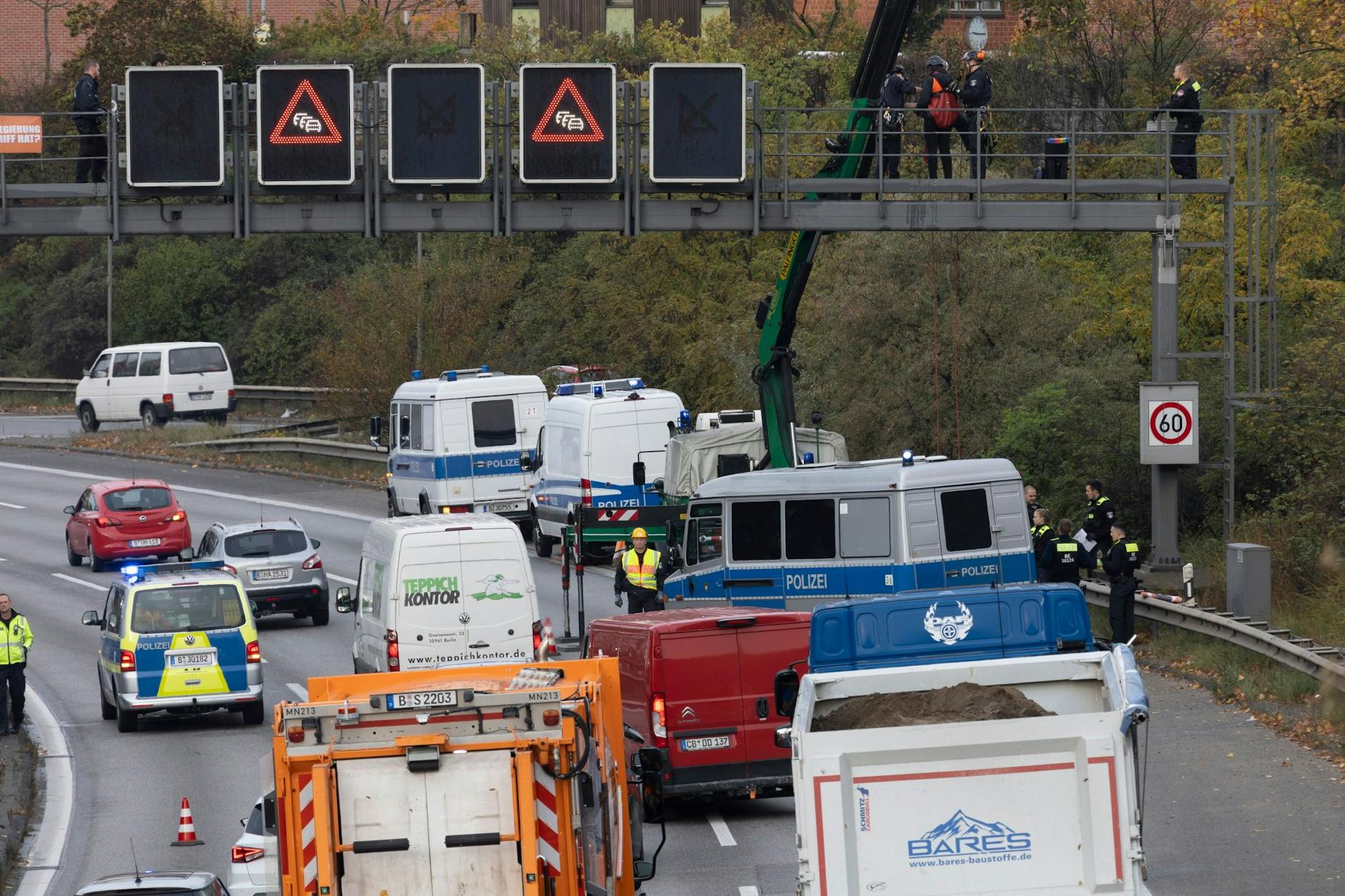 Aktivisten auf der A100. 
