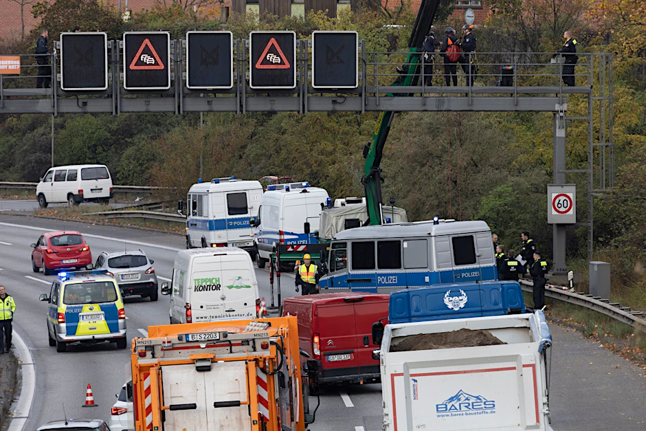 Aktivisten auf der A100.&nbsp;