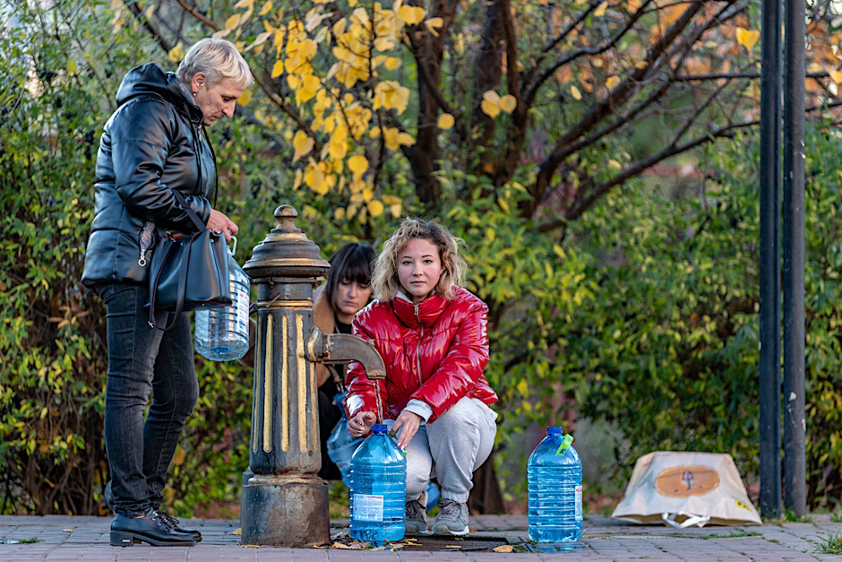 Eine Ukrainerin füllt an einer Wasserpumpe in Kiew Plastikflaschen ab. Schon jetzt ist die Versorgungslage in der Stadt kritisch.