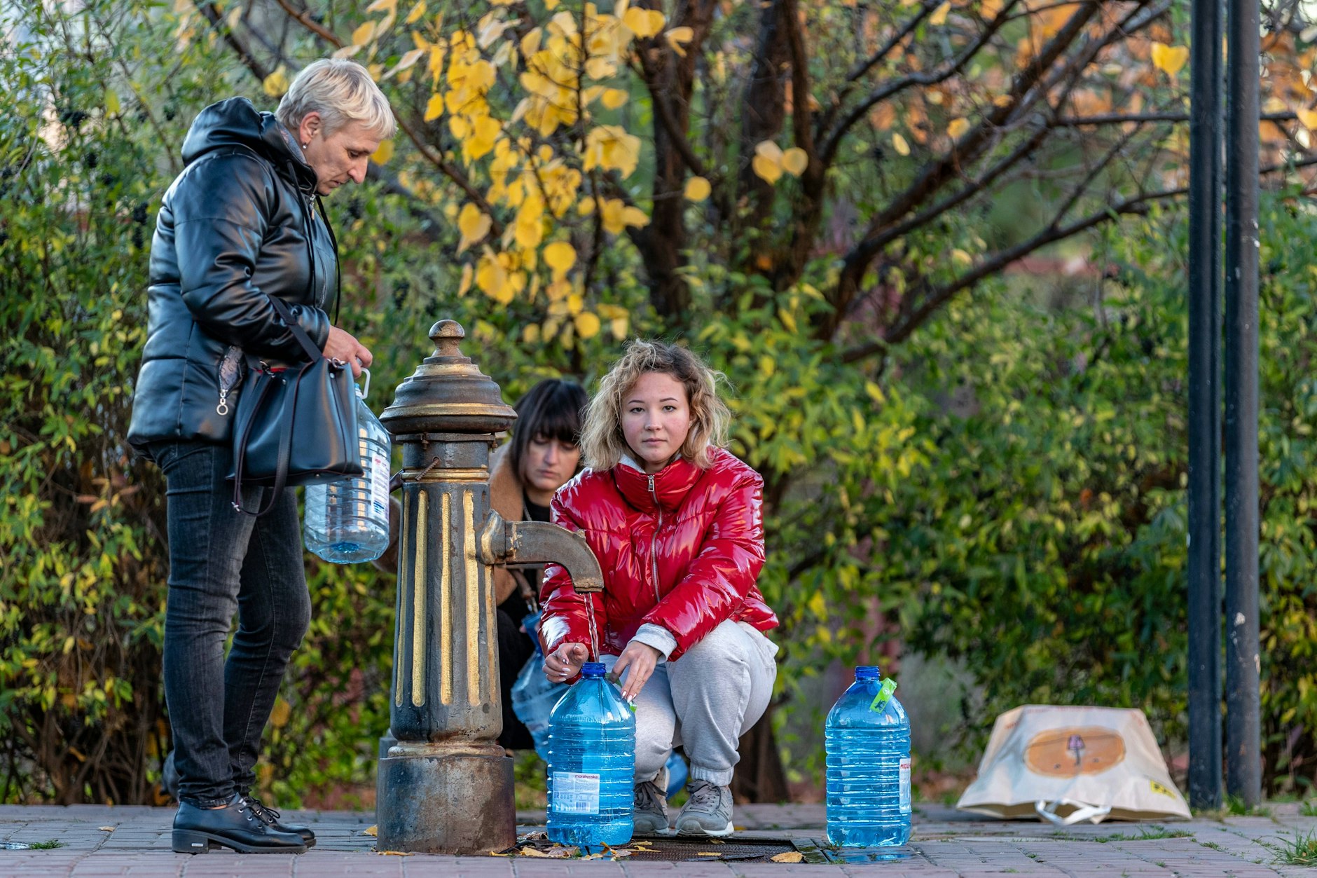 Eine Ukrainerin füllt an einer Wasserpumpe in Kiew Plastikflaschen ab. Schon jetzt ist die Versorgungslage in der Stadt kritisch.