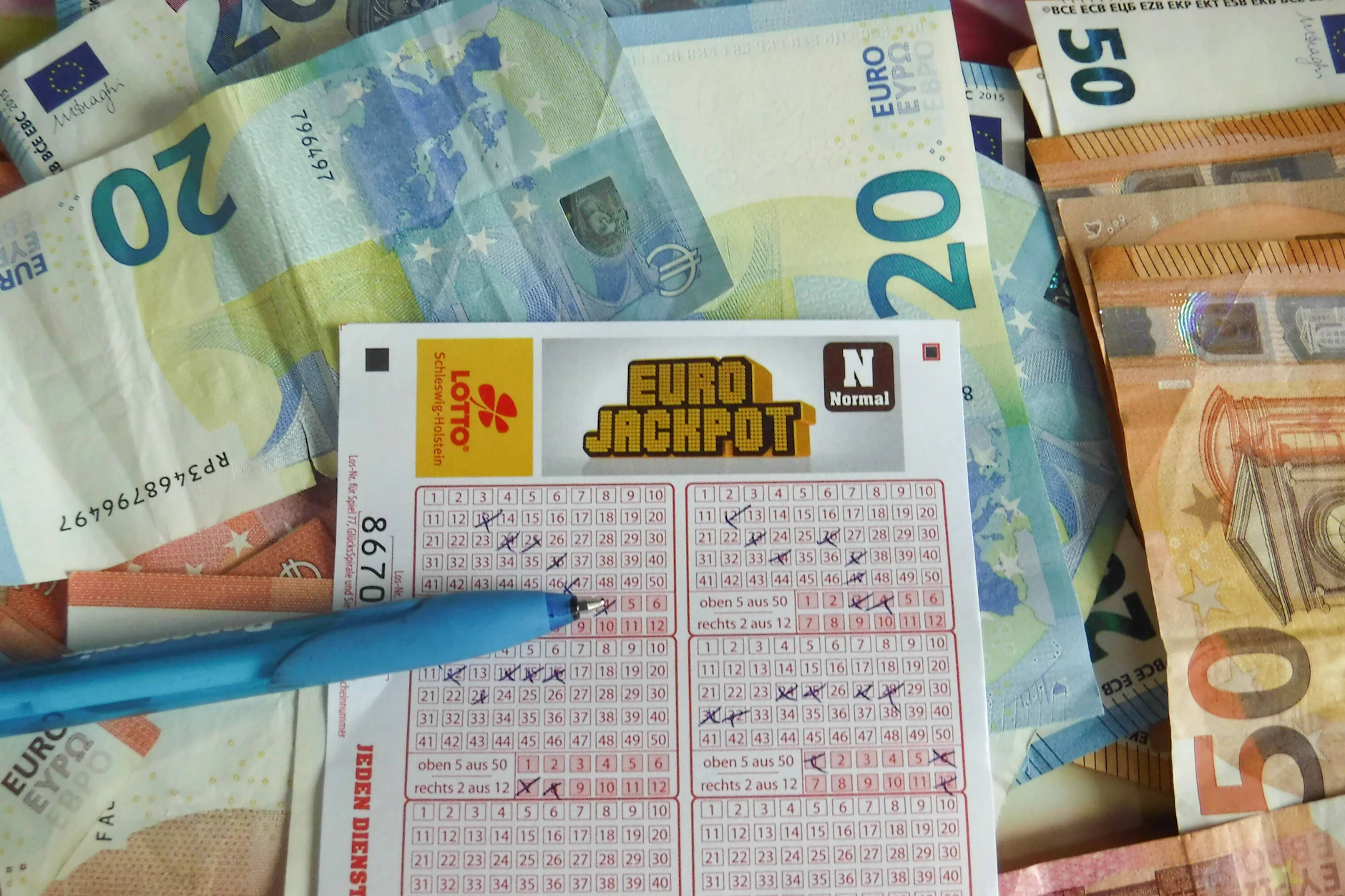 Was Gewinnt Man Bei 2 Richtigen Im Eurojackpot 120 Millionen im Eurojackpot: Mit diesen Zahlen erhöhen Sie heute Ihre