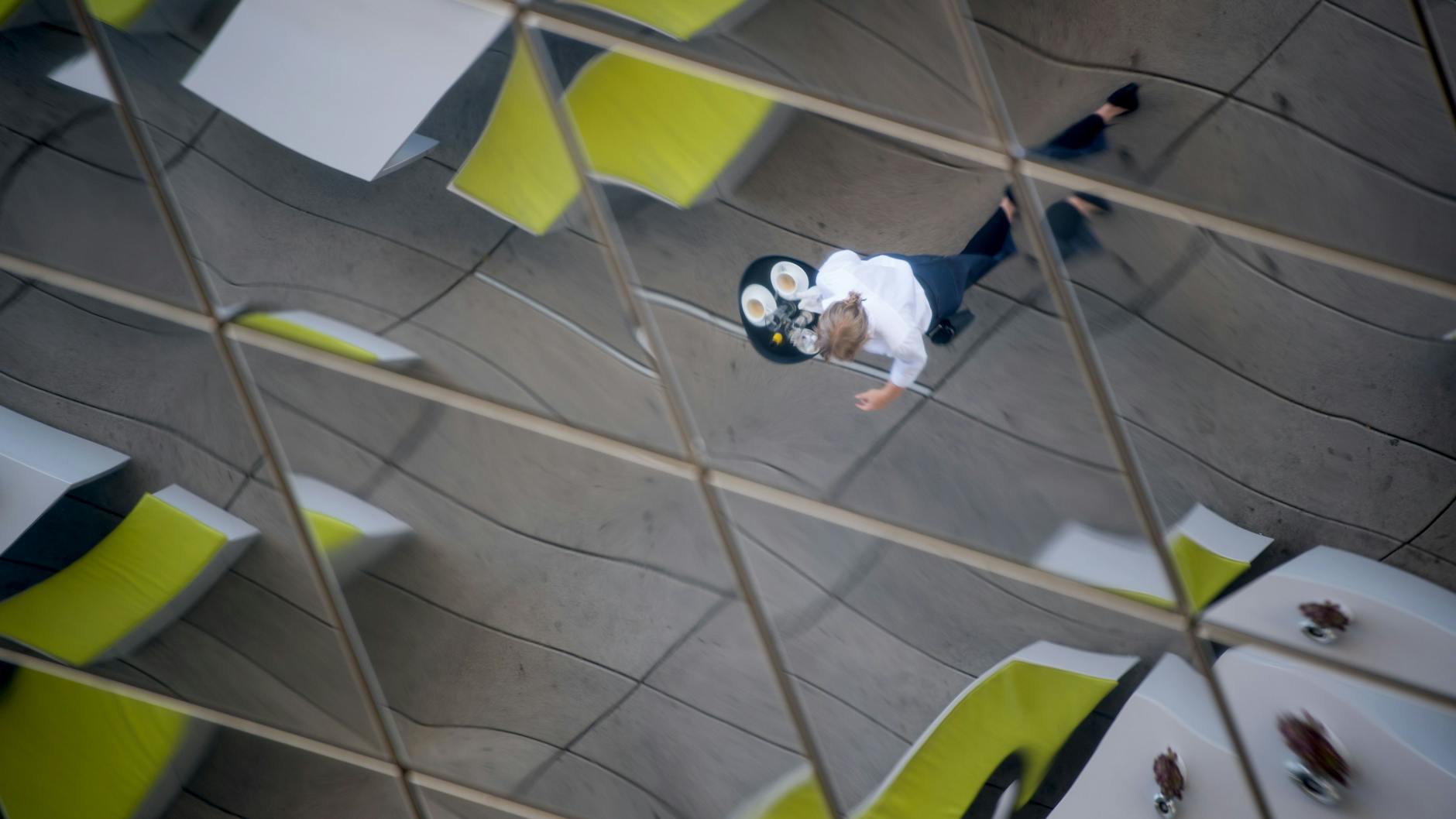 Nach der Arbeit noch im Café jobben? Für viele Deutsche ist das der Ausweg aus der persönlichen Finanzkrise.