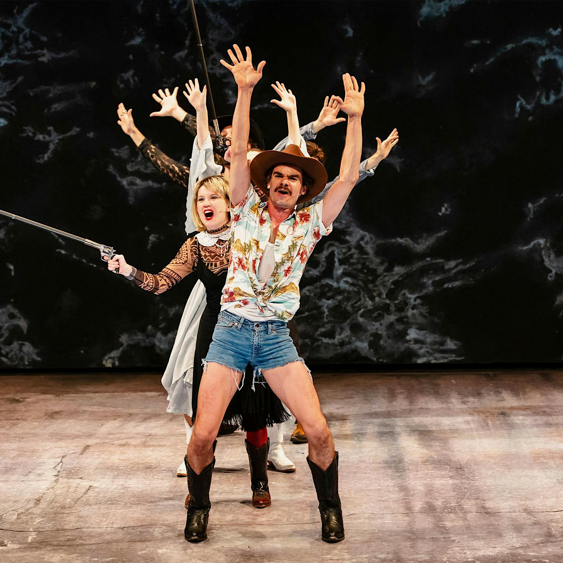 Das Nature Theater of Oklahoma im Hau: Zum Untergang im 3/4-Takt