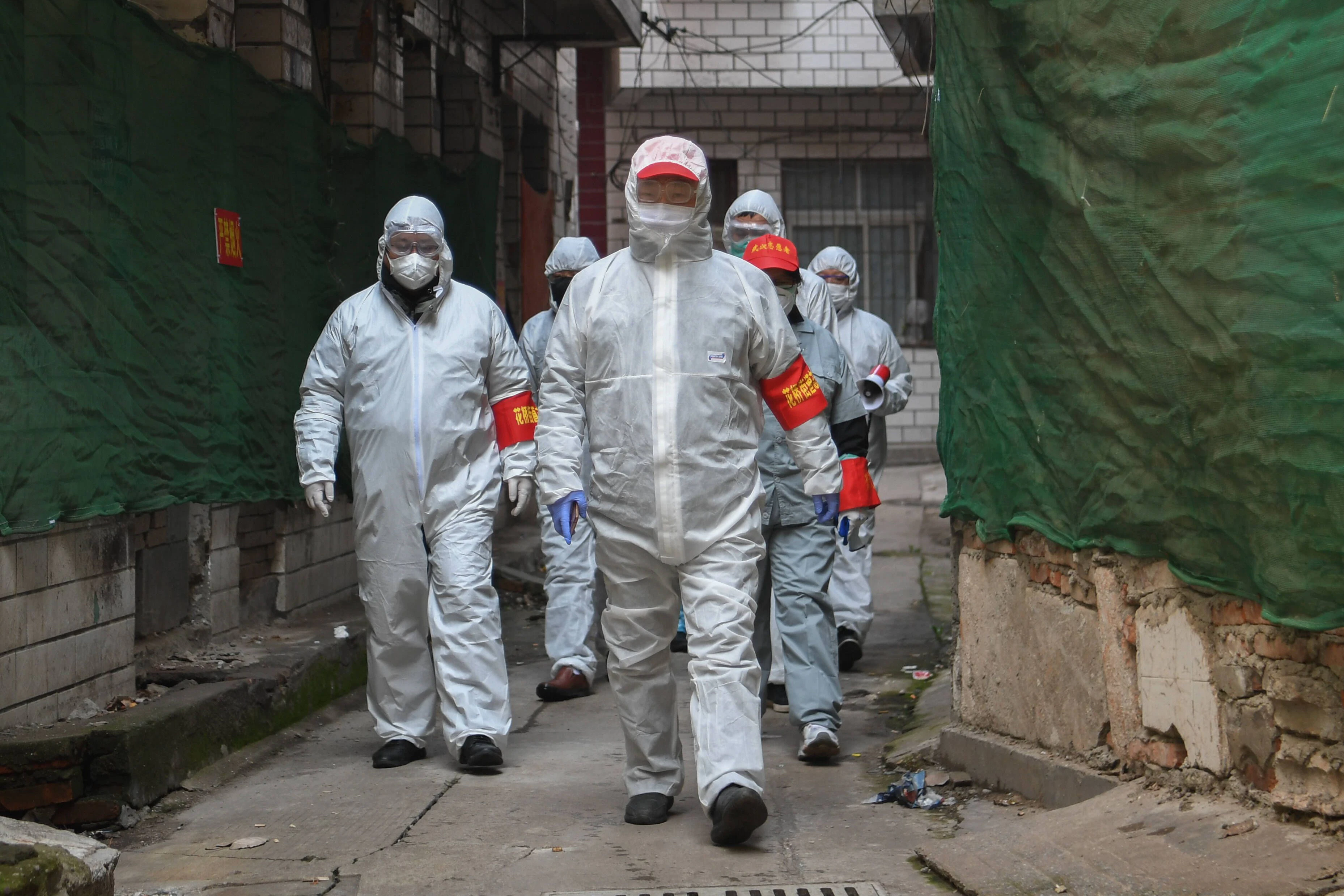 9. Februar 2020: Freiwillige besuchen eine Gemeinde im Bezirk Jiang in Wuhan in der zentralchinesischen Provinz Hubei.