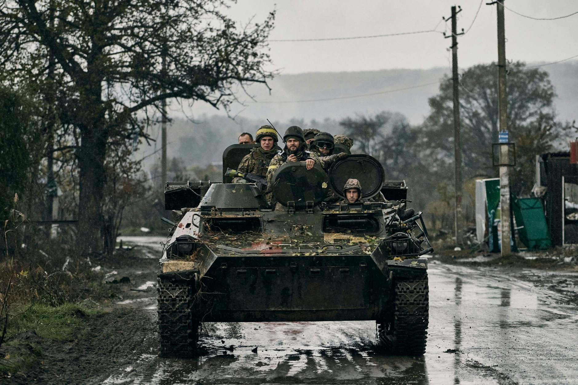 Ukrainische Soldaten fahren in der Region Donezk in einem gepanzerten Fahrzeug.