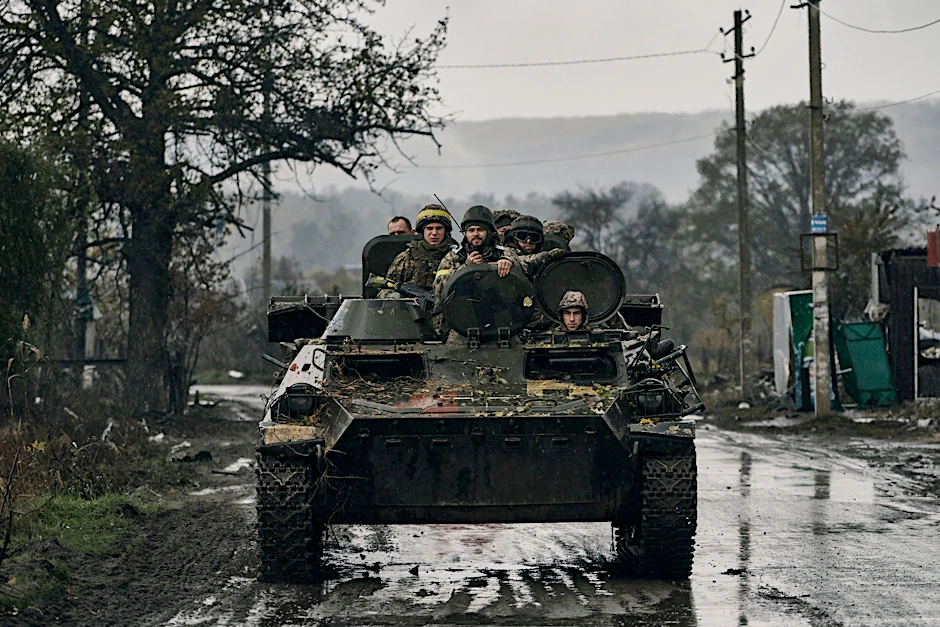 Ukrainische Soldaten fahren in der Region Donezk in einem gepanzerten Fahrzeug.