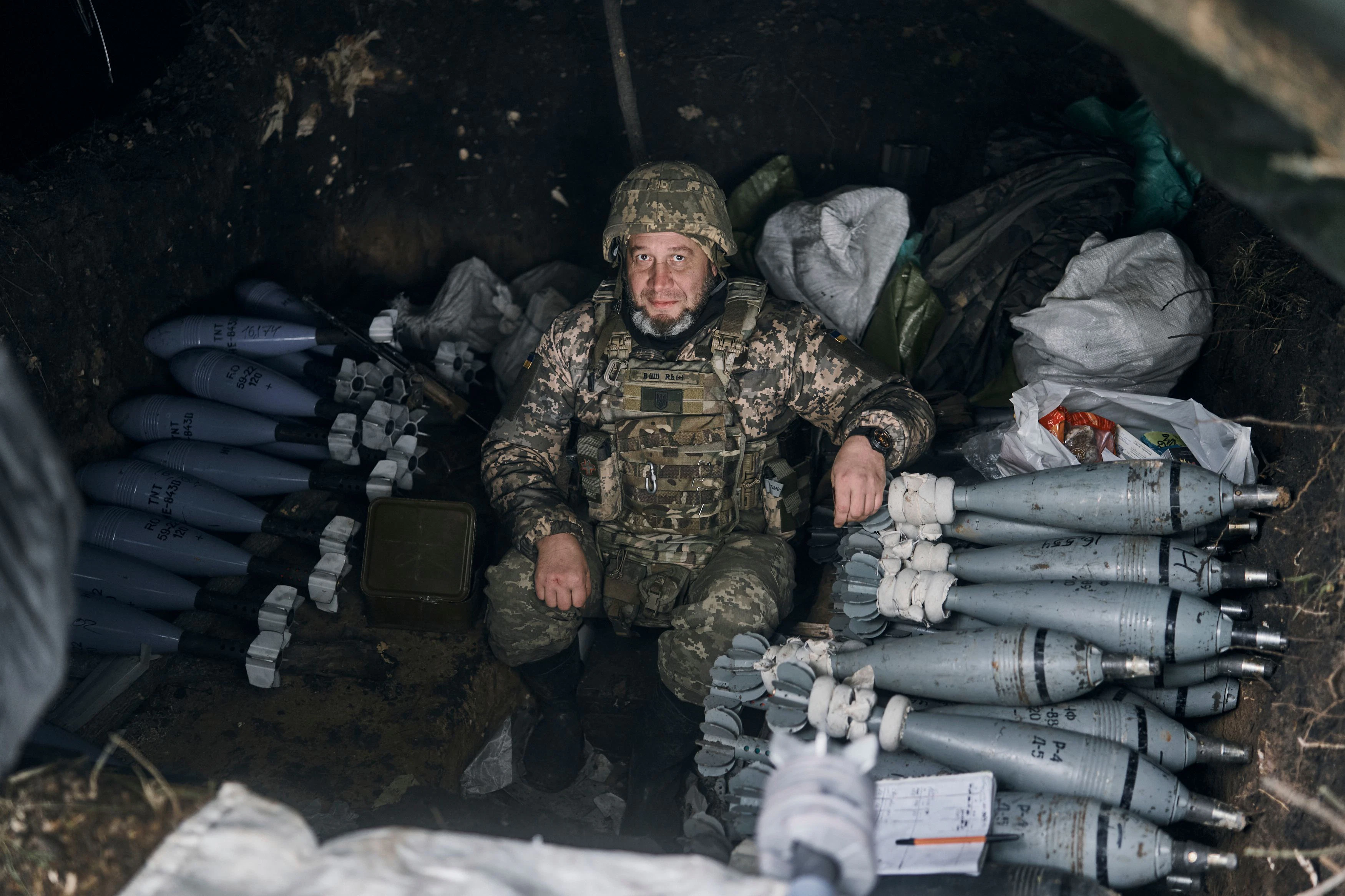 Ein ukrainischer Soldat sitzt in einem Unterstand.