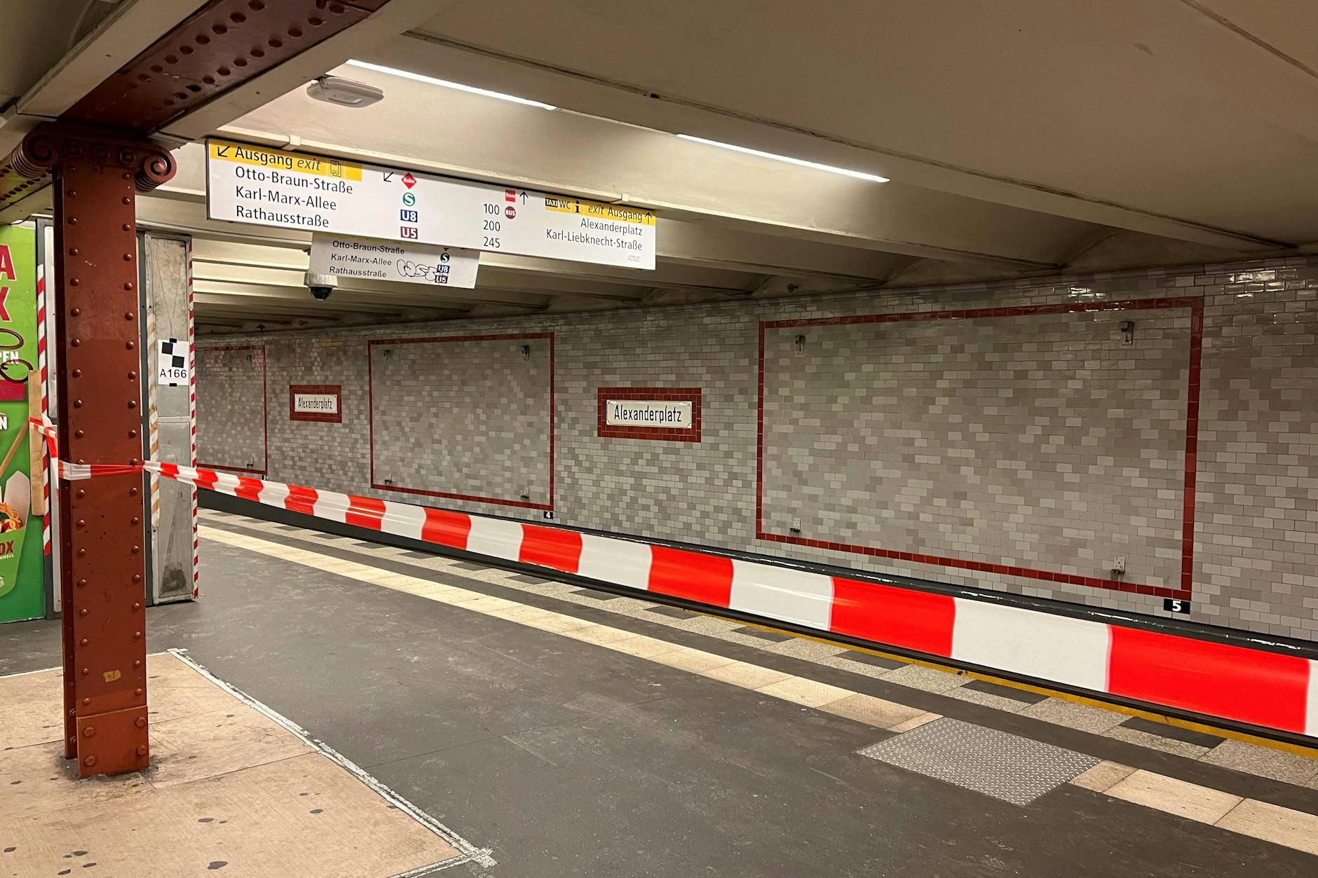Das gesperrte Gleis im U-Bahnhof Alexanderplatz im Oktober 2022. Inzwischen ist der Bauzaun mit Planen verhüllt.