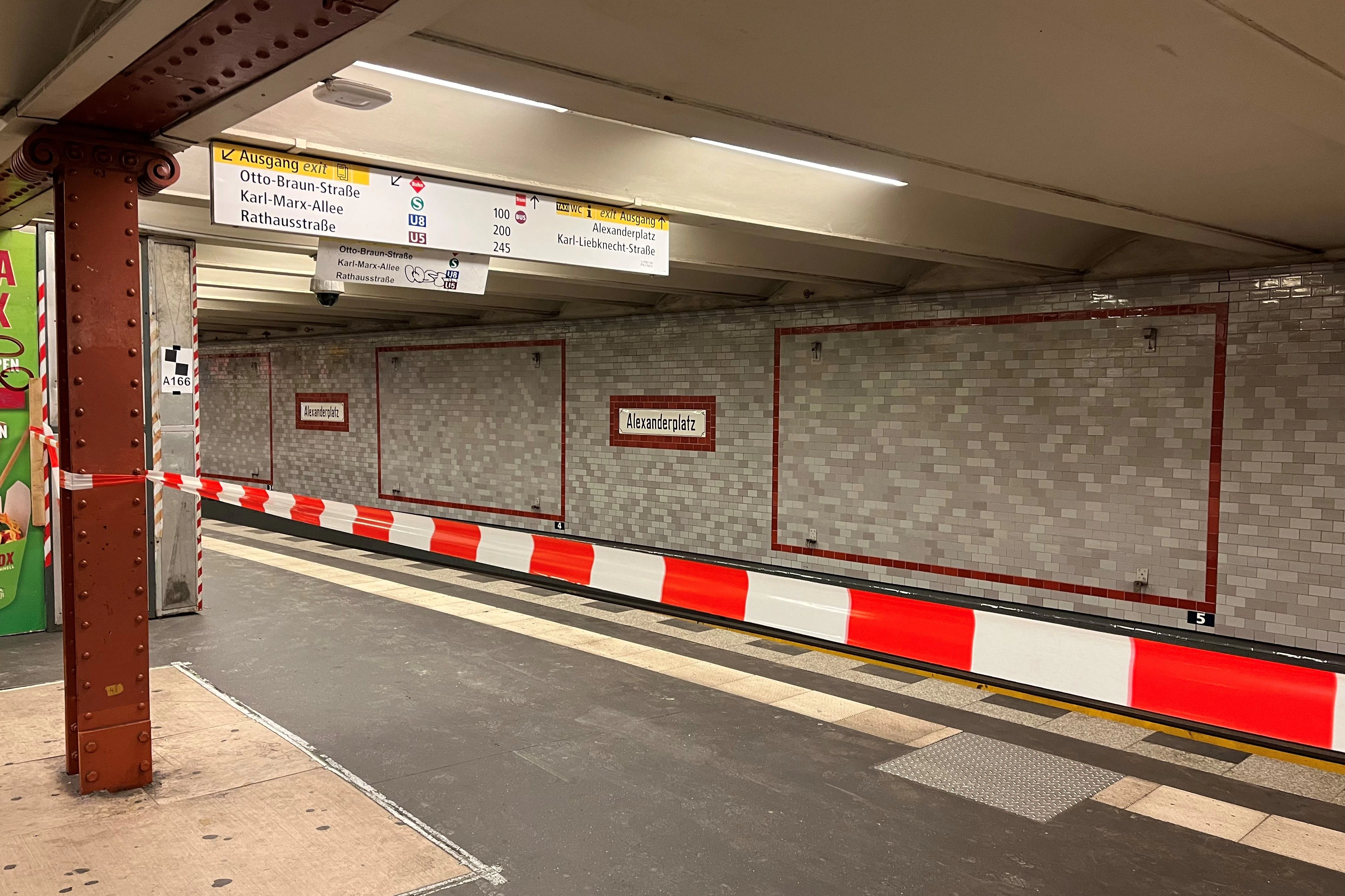 Das gesperrte Gleis im U-Bahnhof Alexanderplatz. Inzwischen ist der Bauzaun mit Planen verhüllt, sodass man nicht mehr sehen kann, was dahinter vorgeht. Zementsäcke sind geliefert worden.