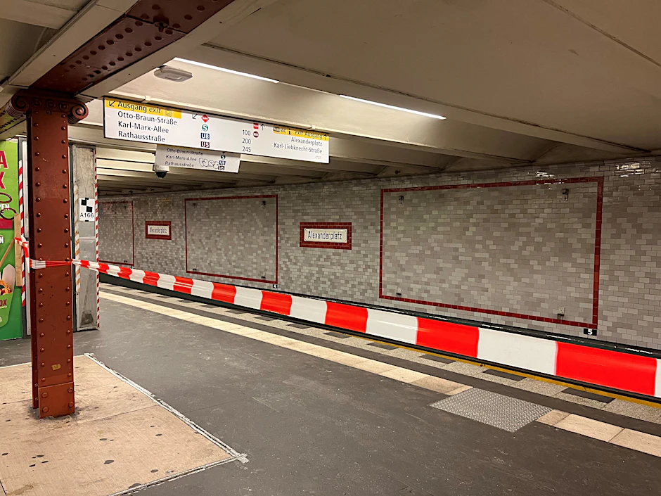 Das Gleis in Richtung Pankow kurz nach der Sperrung. Inzwischen trennt ein doppelter Bauzaun diesen Teil des U-Bahnhofs Alexanderplatz ab. Dahinter haben Bauarbeiten begonnen.