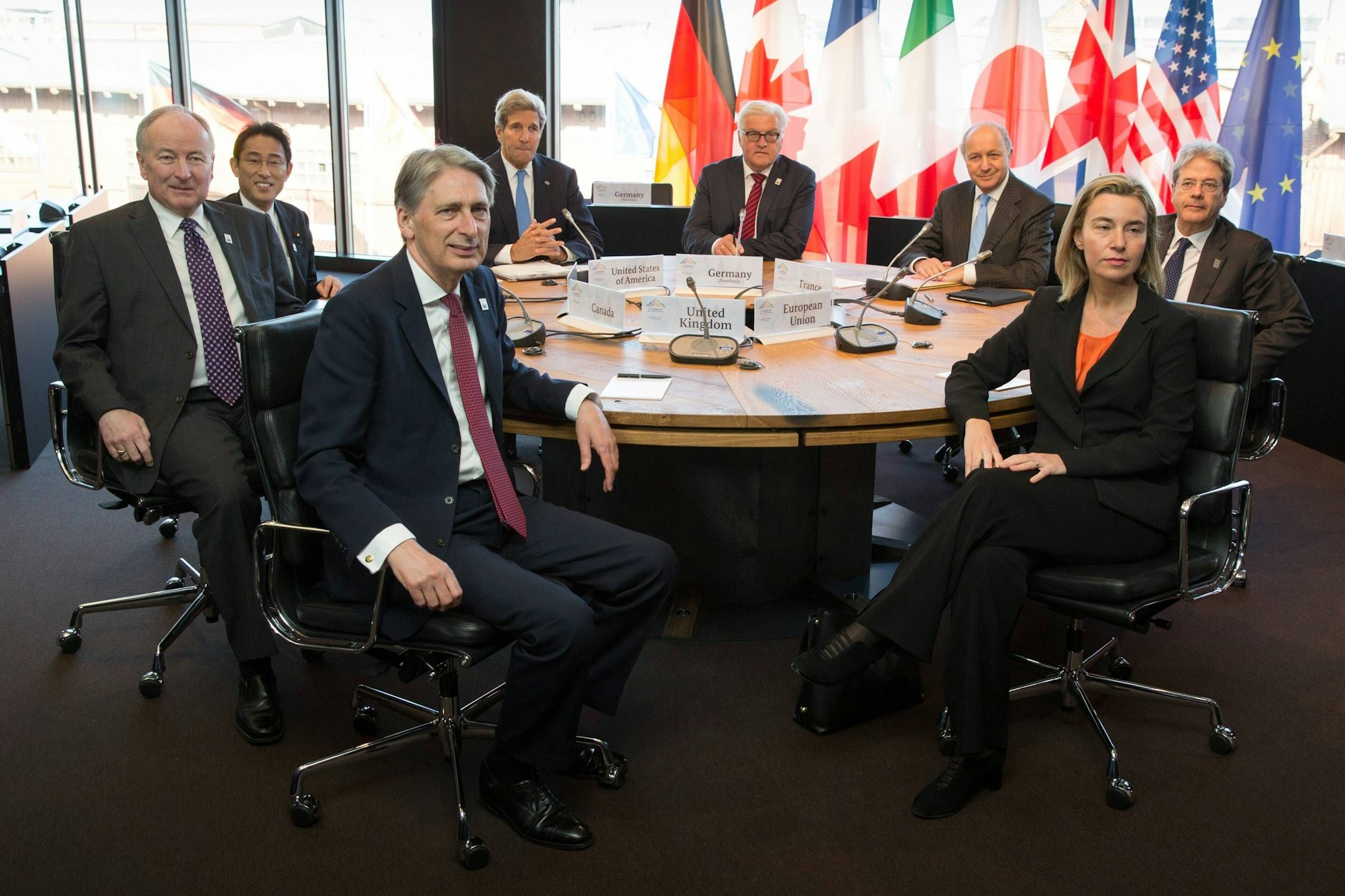 Lübeck, 15. April 2015: Der kanadische Außenminister Robert Nicholson (v.l.n.r.), der japanische Außenminister Fumio Kishida, der britische Außenminister Philip Hammond, US-Außenminister John Kerry, der deutsche Außenminister Frank-Walter Steinmeier, der französische Außenminister Laurent Fabius, die EU-Außenbeauftragte Federica Mogherini und der italienische Außenminister Paolo Gentiloni posieren für Fotos während einer Plenarsitzung des G7-Außenministertreffens.
