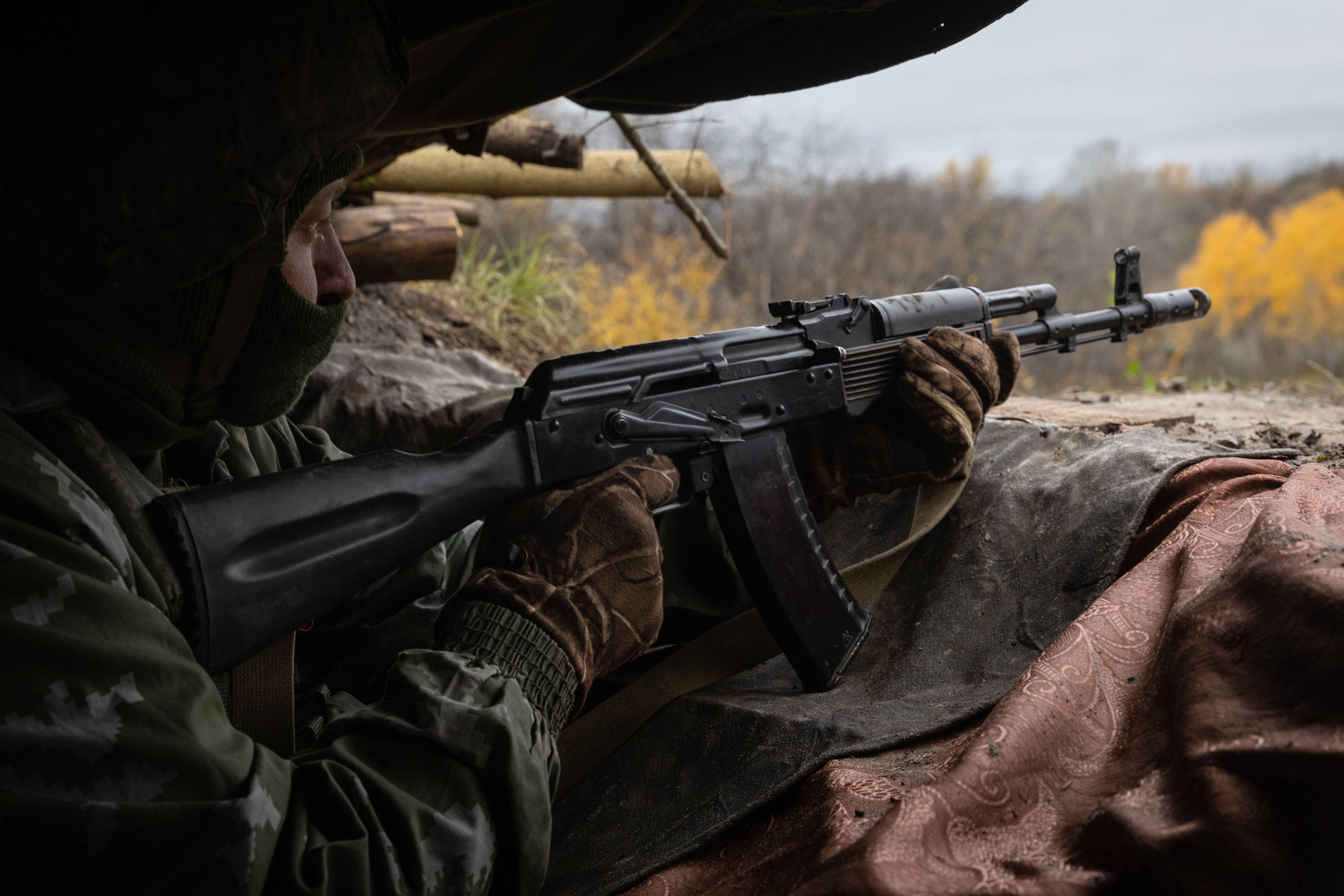 Neuer Schock-Bericht: Russland lässt in der Ukraine auf eigene Soldaten schießen – Putin schickt Schwerverbrecher an die Front!