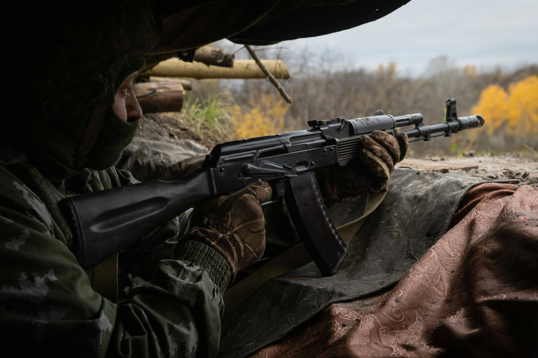 Ein russischer Veteran, der sich freiwillig zur Teilnahme an der „Spezialoperation“ in der Ukraine gemeldet hat, an der Waffe.