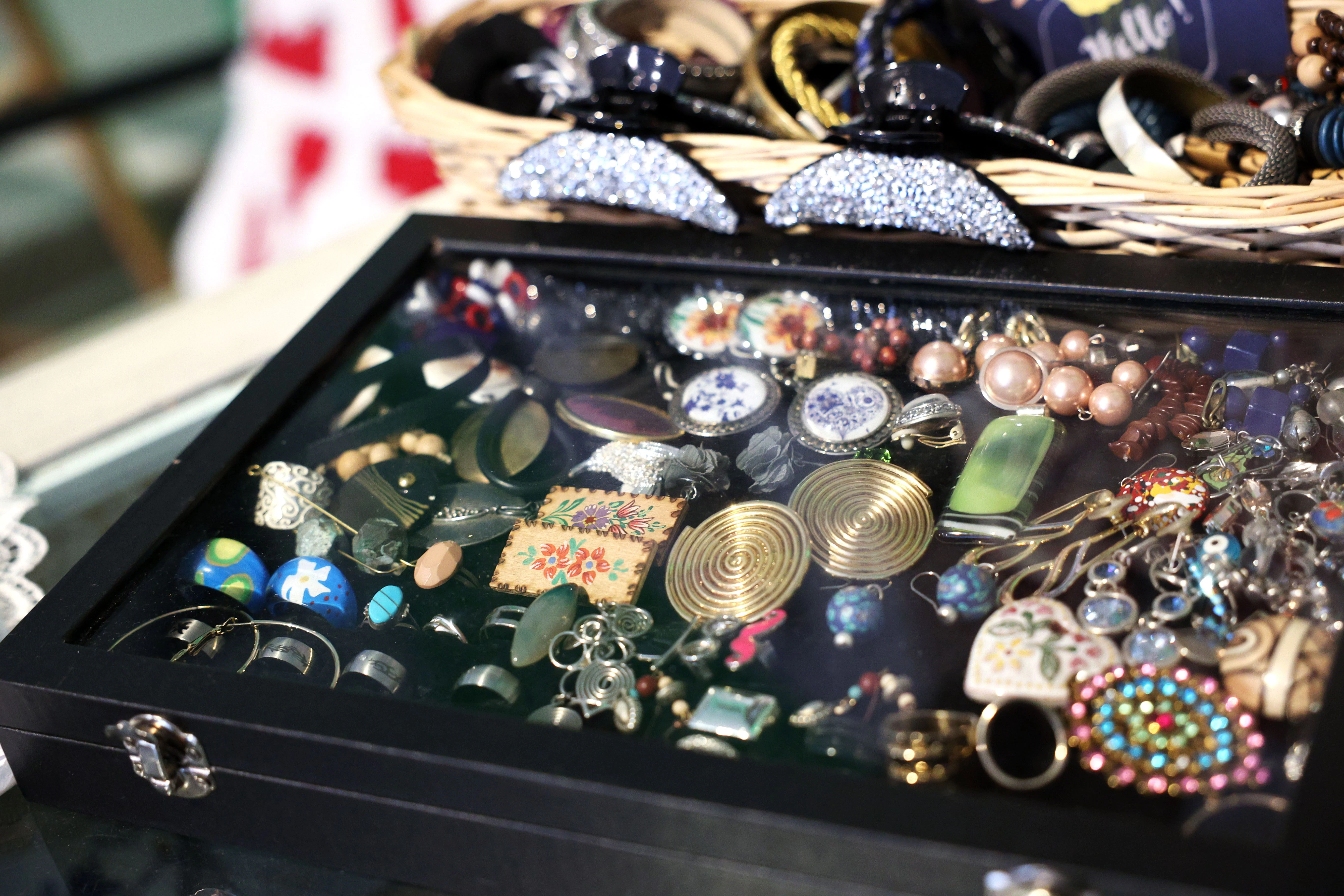 Es funkelt und glitzert: Viele Berlinerinnen und Berliner bringen auch Schmuck vorbei.