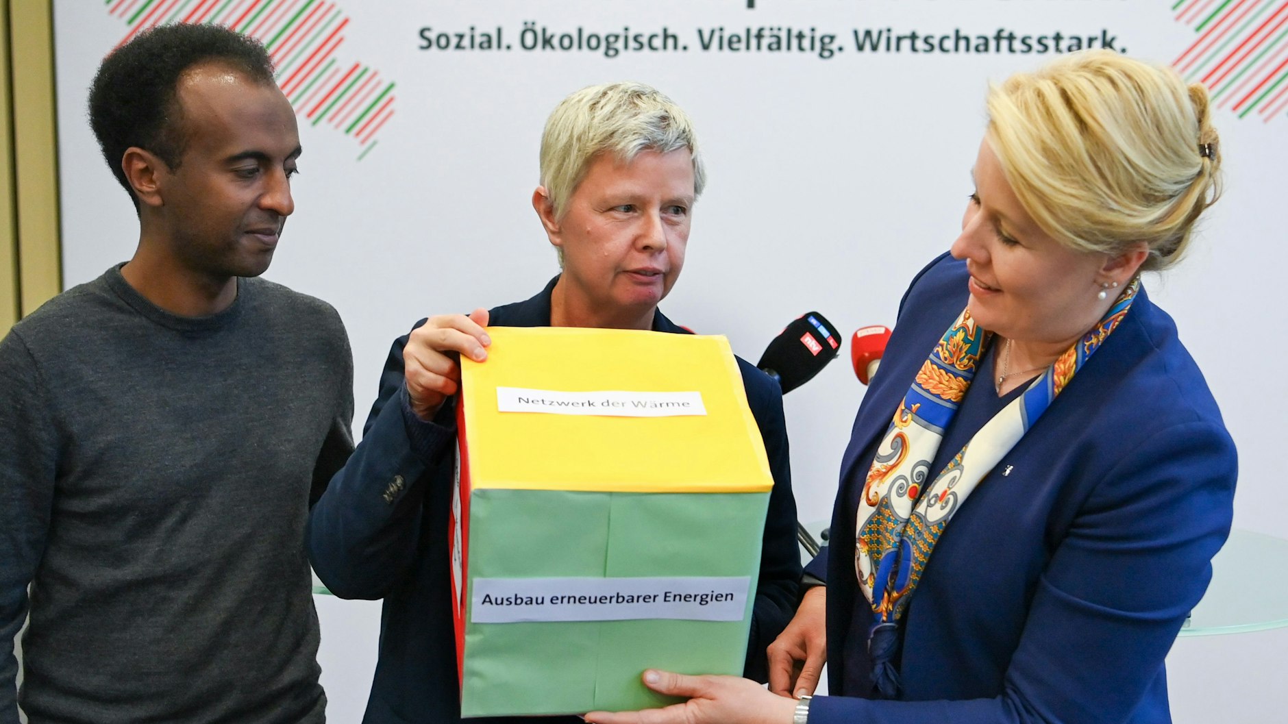 Franziska Giffey (r., SPD), Berlins Regierende Bürgermeisterin, Katina Schubert, Landesvorsitzende der Partei Die Linke, und Philmon Ghirmai, Landesvorsitzender von Bündnis 90/Die Grünen halten ein symbolisches Entlastungspaket in den Händen.&nbsp;