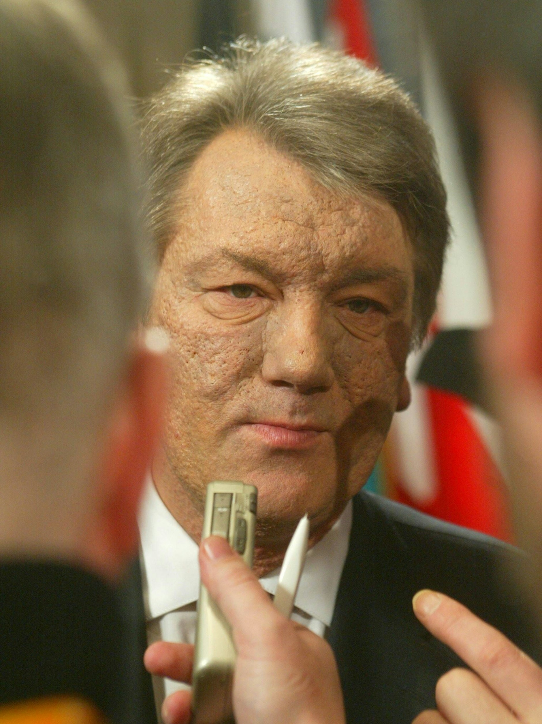 Der ukrainische Präsident Viktor Juschtschenko spricht mit der Presse während eines transatlantischen Gipfeltreffens im Nato-Hauptquartier in Brüssel, das am Dienstag, den 22. Februar 2005, auf höchster Ebene stattfindet.