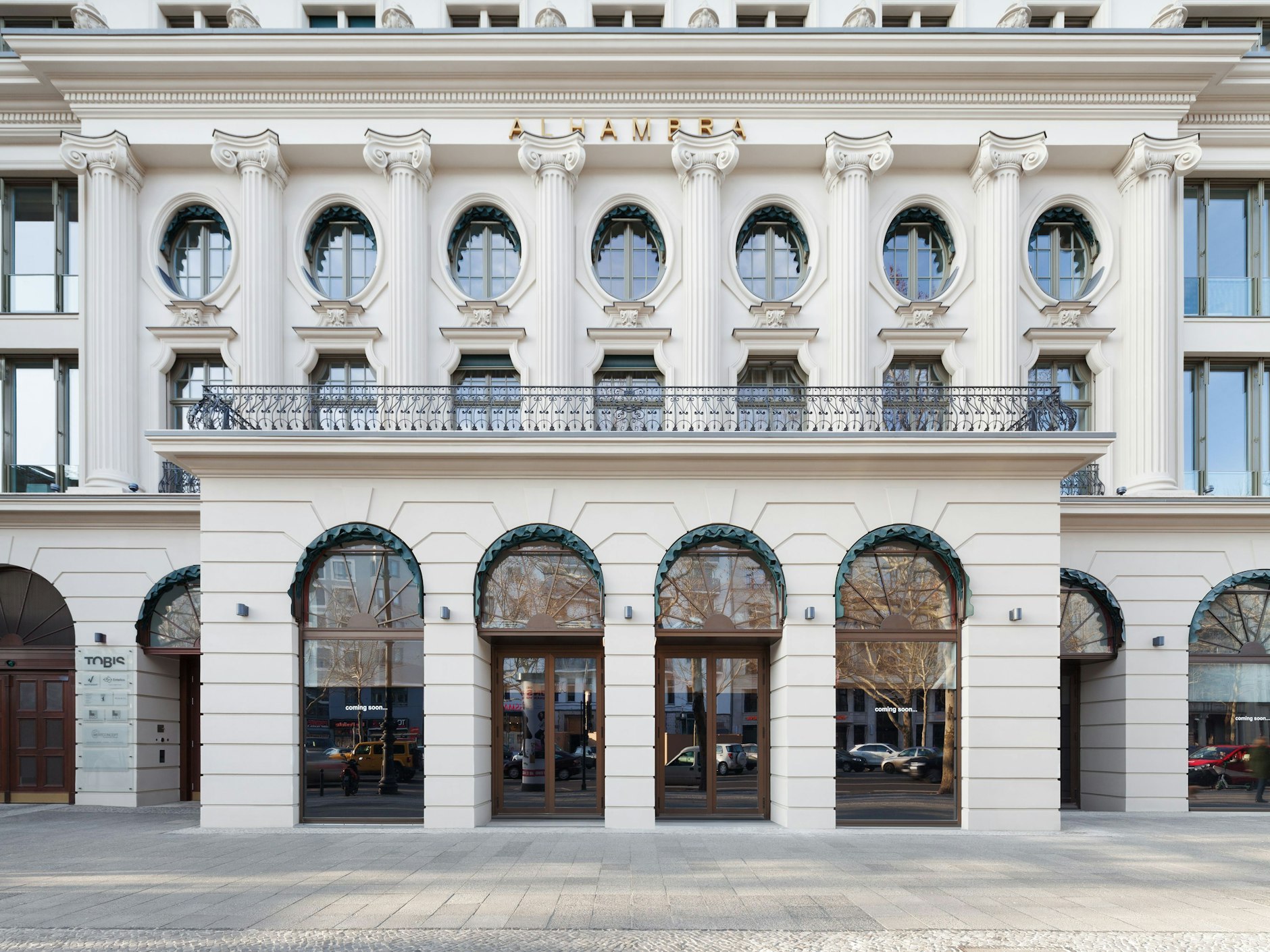 So gut sieht's heute aus: Alhambras&nbsp;üppige Fassade mit Pilastern, Halbsäulen und Stuckelementen.