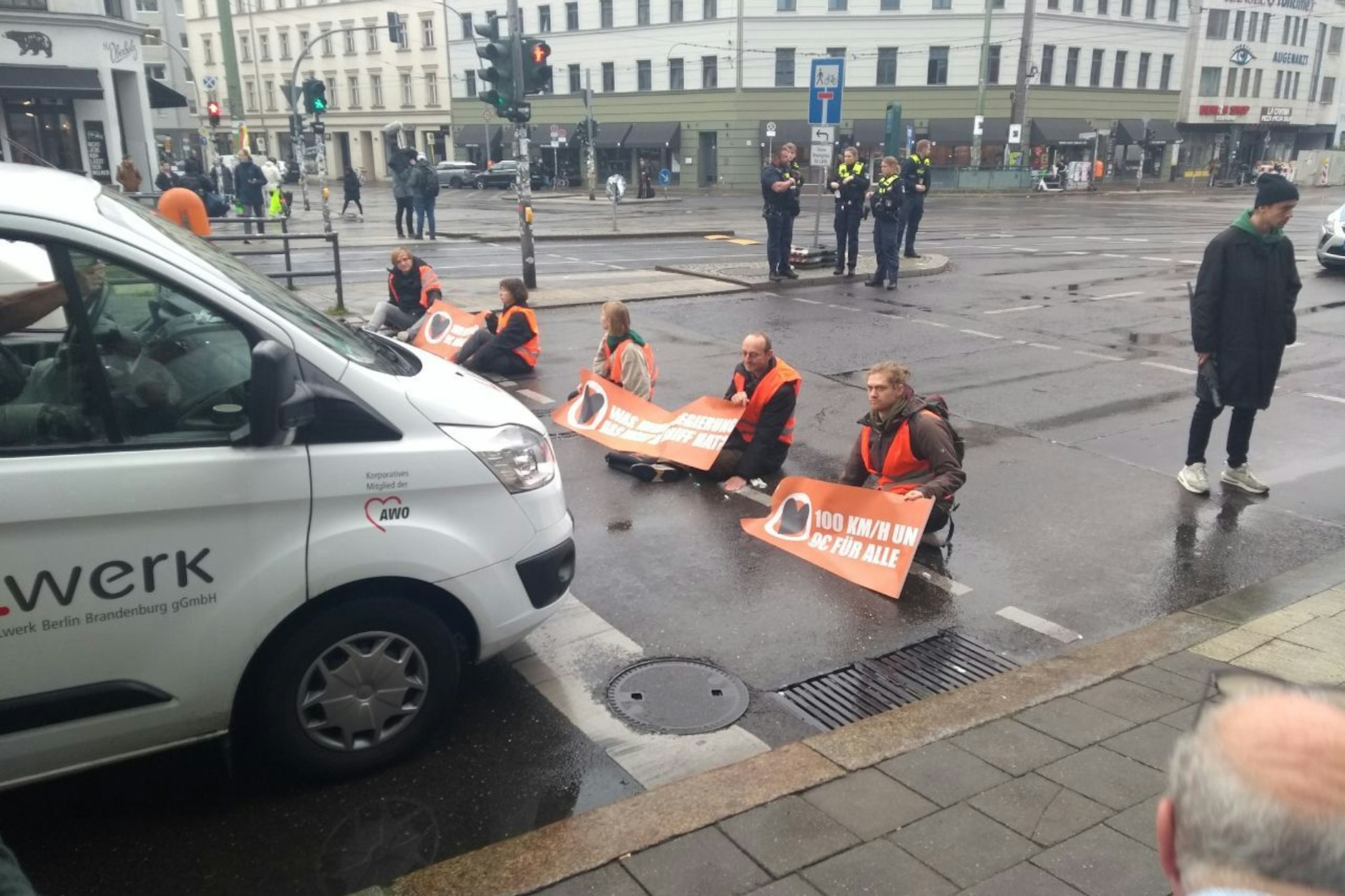 Demonstranten der Gruppe Letzte Generation blockieren die Torstraße.
