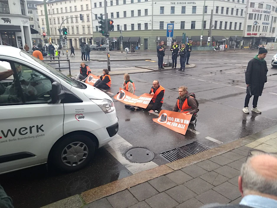 Demonstranten der Gruppe Letzte Generation blockieren die Torstraße.
