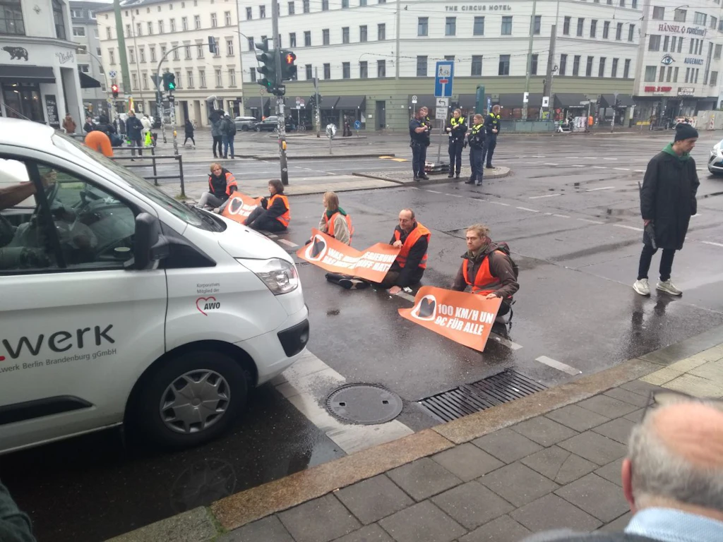 Letzte Generation kündigt nach Unfall weitere Proteste an: Blockaden in Berlin-Mitte