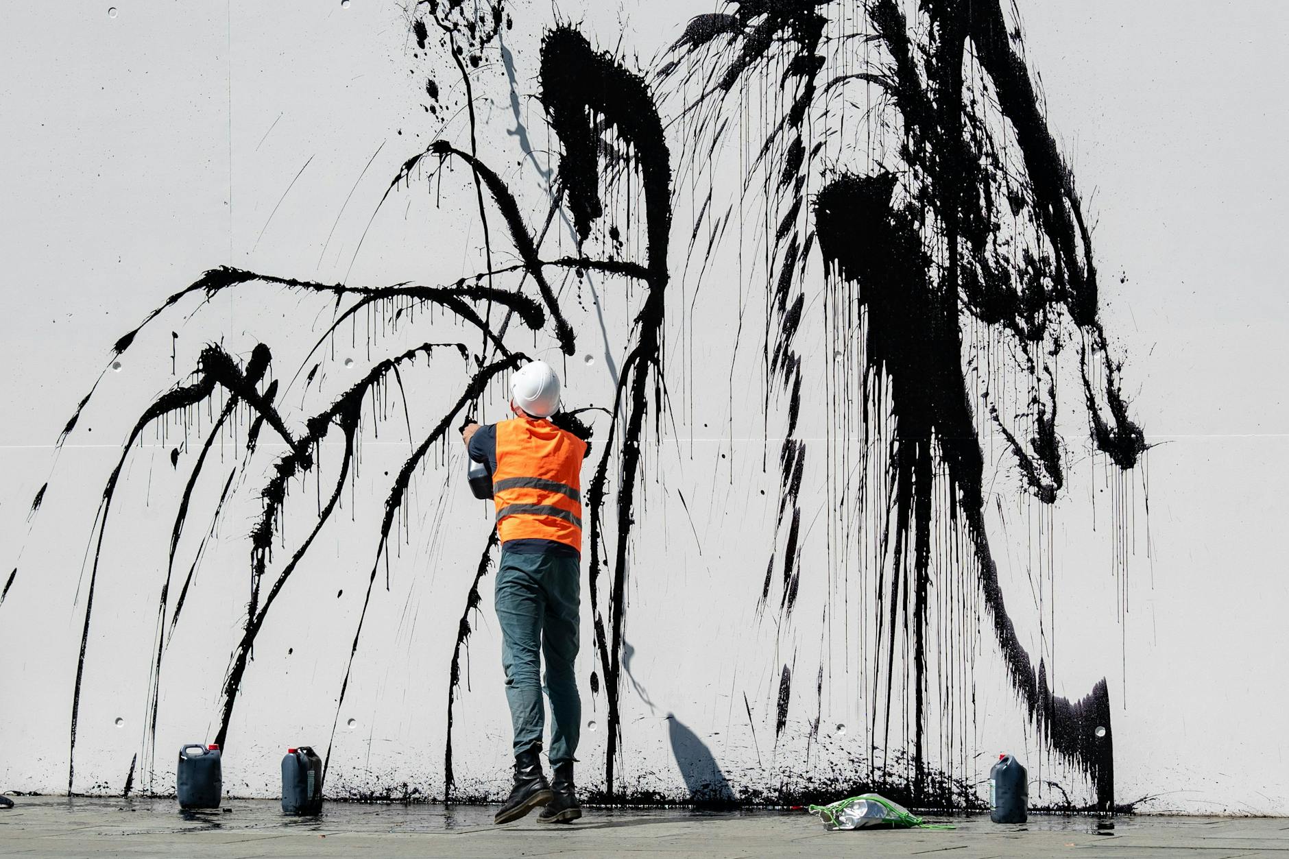 Klimaschutz-Demonstranten der Gruppe „Letzte Generation“ spritzen eine ölartige Flüssigkeit auf die Fassade am Kanzleramt.