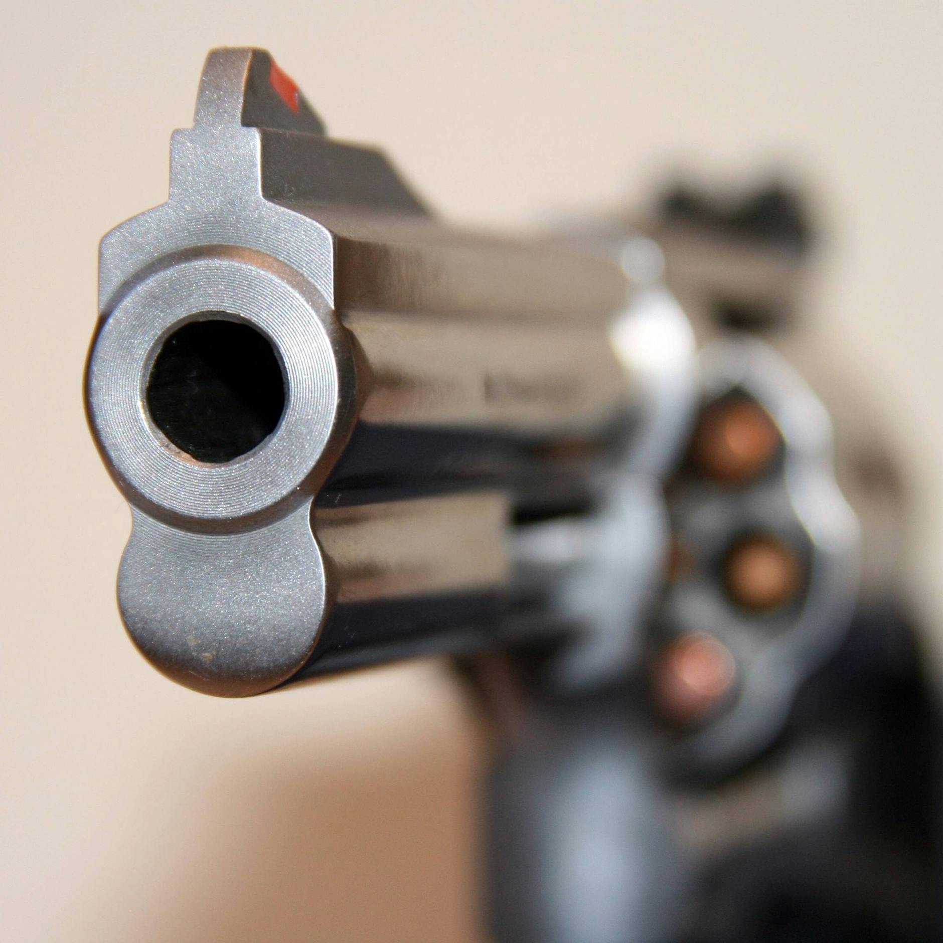 Vermeidbare Tragödie: Kleinkind (2) findet Pistole seines Vaters und schießt sich in den Kopf