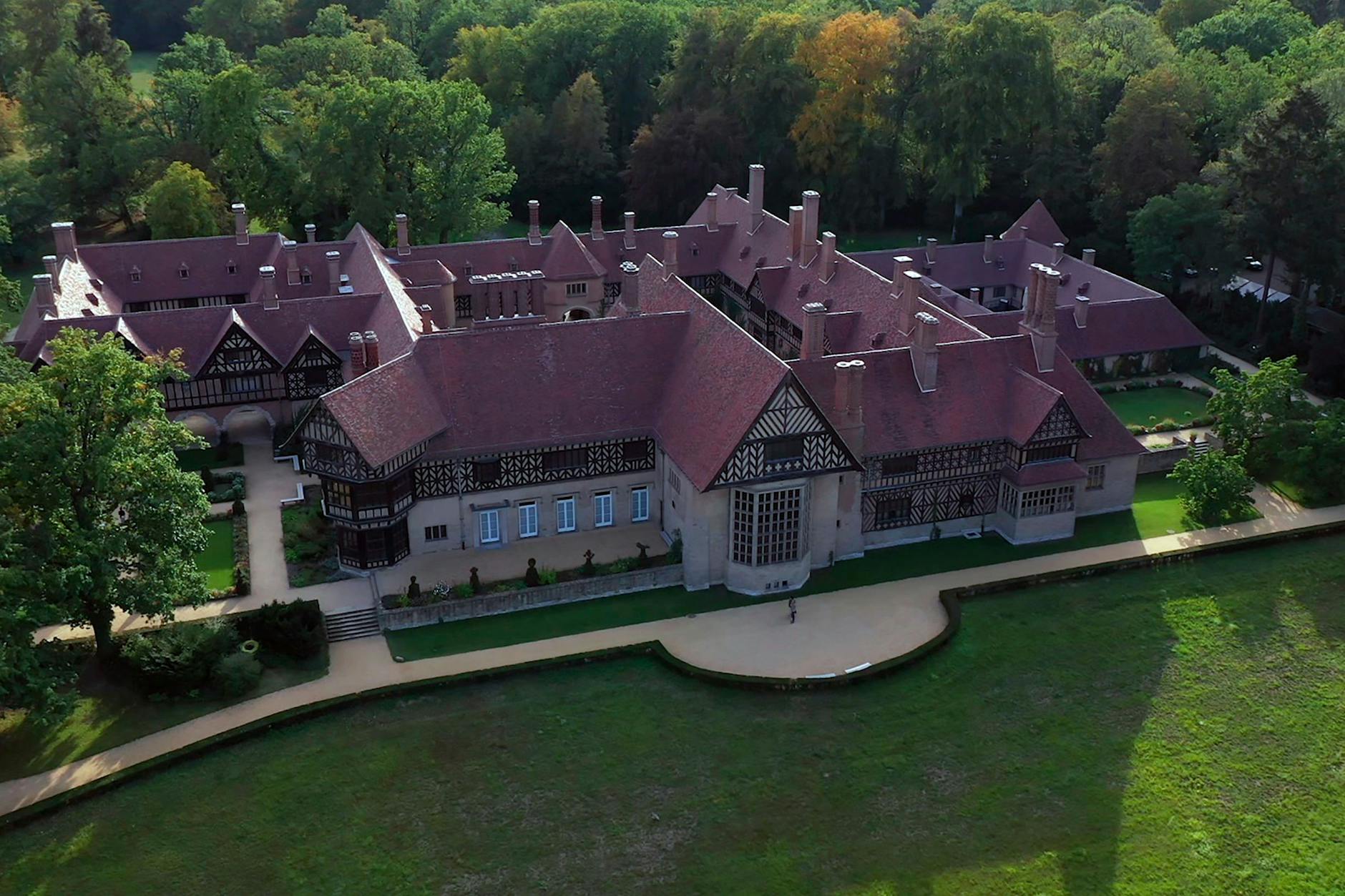 Schloss Cecilienhof, der letzte Neubau der Hohenzollern, einst Wohnsitz des deutschen Thronerben, Kronprinz Wilhelm von Preußen und seiner Gattin, Kronprinzessin Cecilie. Es geht auch um Inventar aus diesem Schloss.