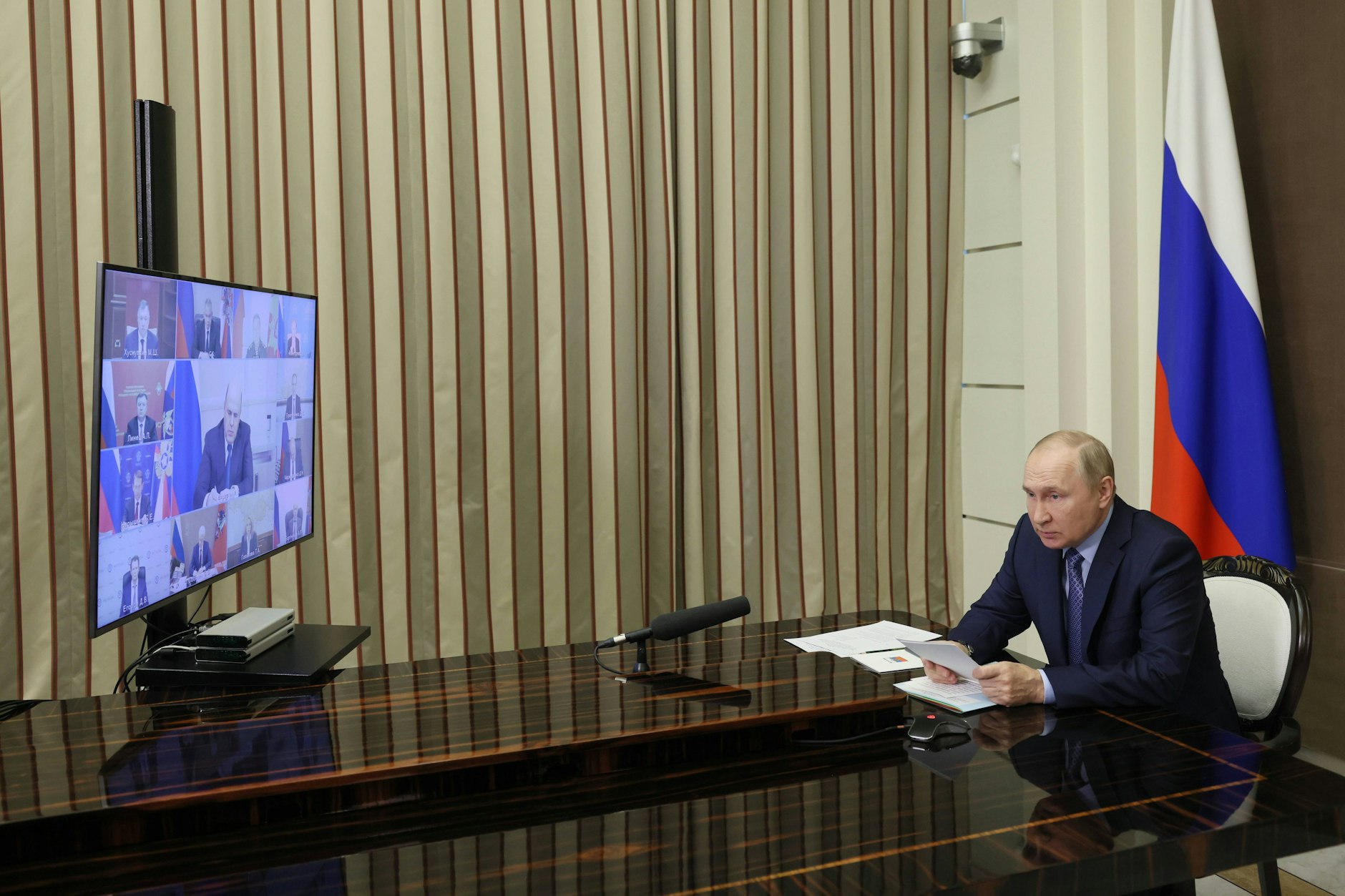 Sotschi, Russland, 2. November 2022: Der russische Präsident Wladimir Putin leitet per Videokonferenz eine Sitzung des Koordinierungsrates für die Bedürfnisse der russischen Streitkräfte.