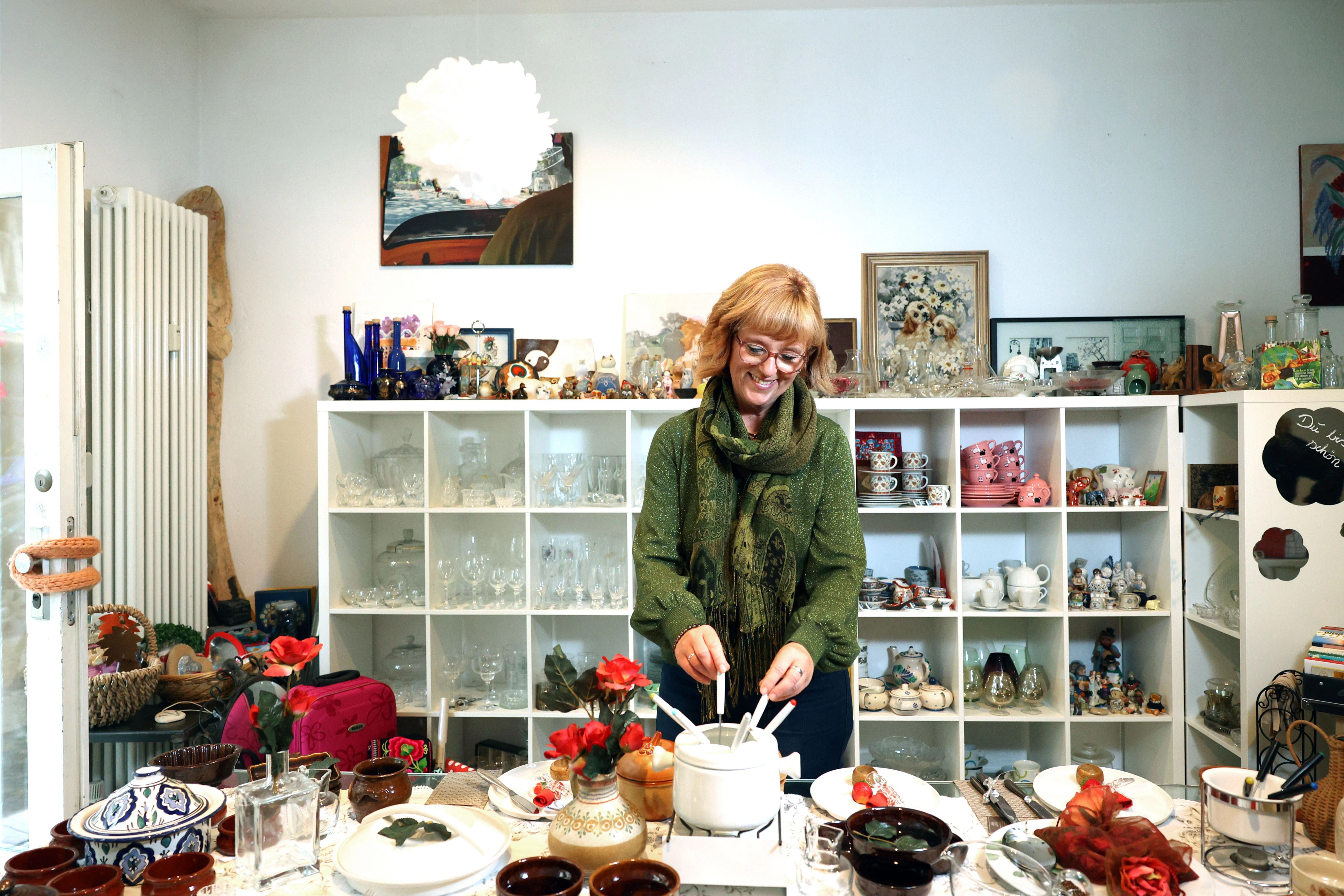 Angela Schoubye hat den Tisch im Laden herbstlich dekoriert. Sie arbeitet seit zehn Jahren für die Tafel.