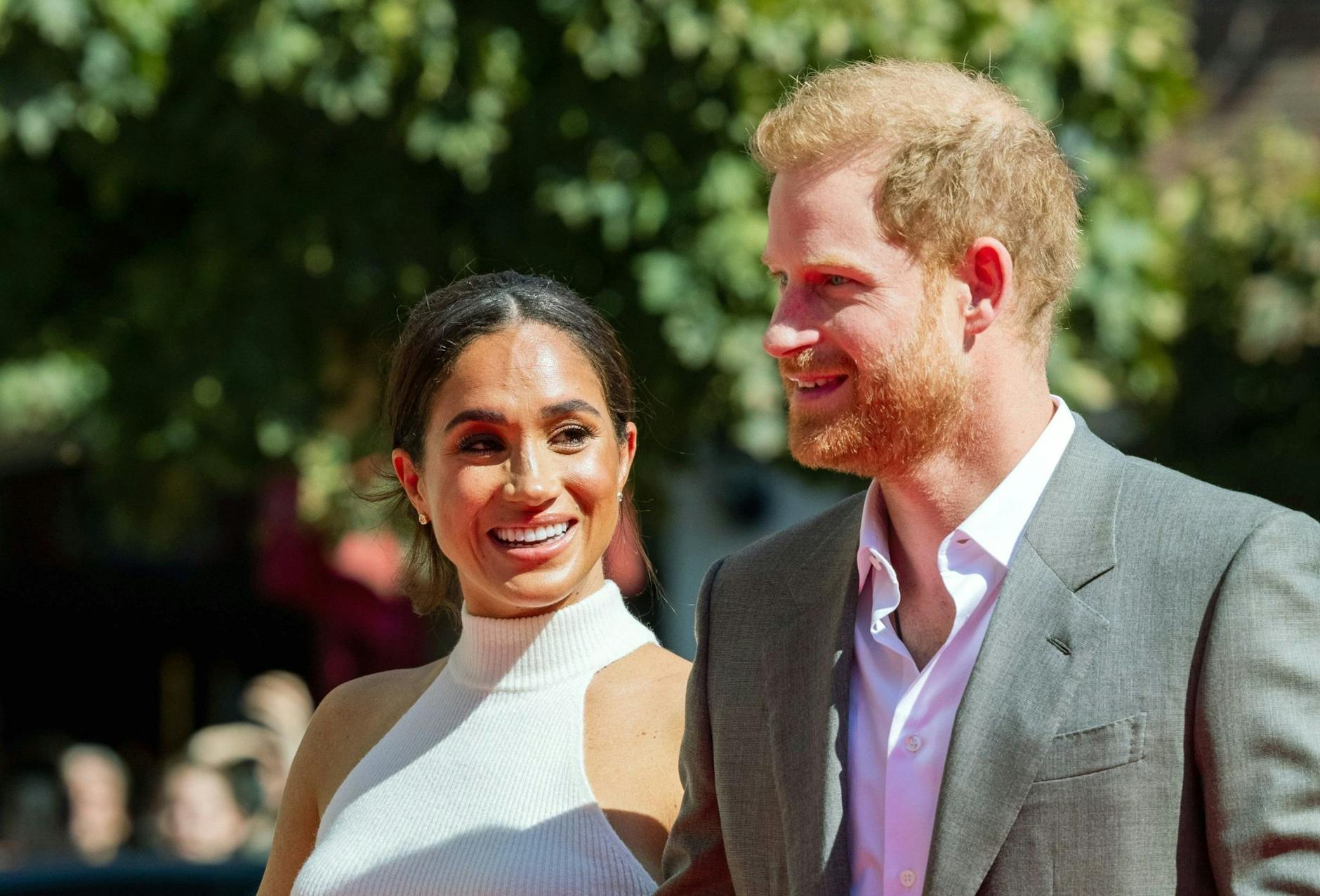 ARCHIV - Prinz Harry und Herzogin Meghan bei einem Besuch in Düsseldorf 2022.