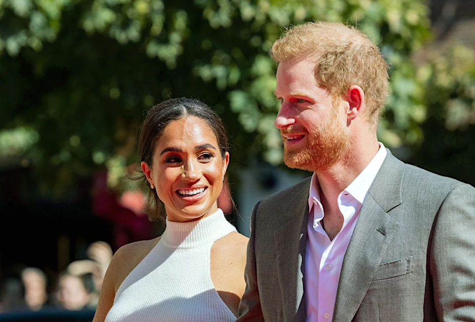 ARCHIV - Prinz Harry und Herzogin Meghan bei einem Besuch in Düsseldorf 2022.  