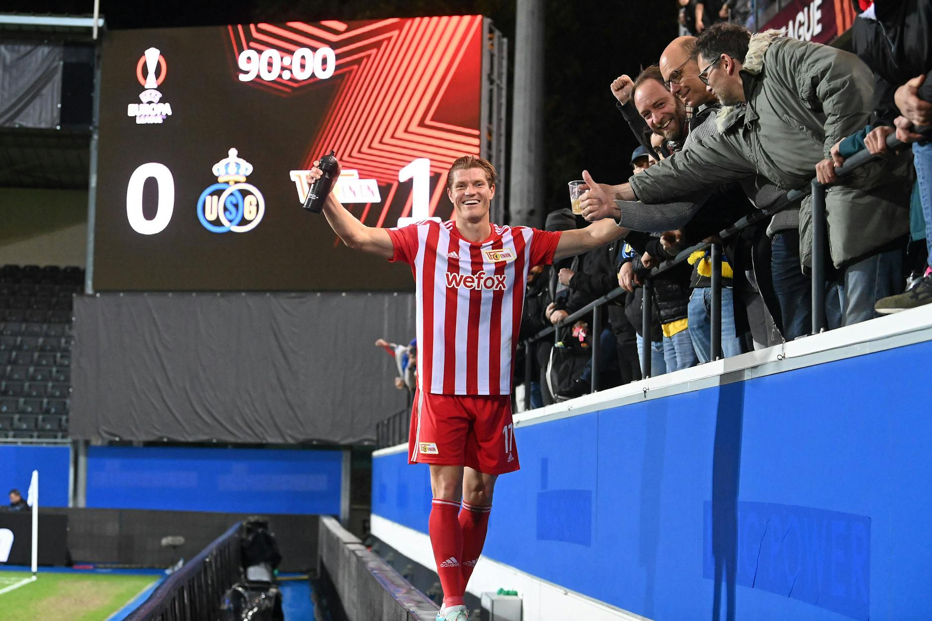 Kevin Behrens, Stürmer des 1. FC Union, freut sich nach dem Abpfiff des 1:0 bei Saint Gilloise über das Weiterkommen den Eisernen in der Europa League.