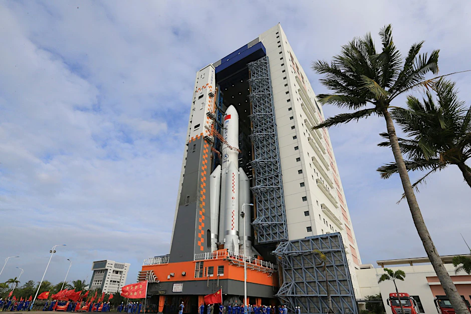 Chinas Raumstations-Labormodul „Mengtian“ wird zusammen mit der Rakete „Langer Marsch 5B“ zum Startgelände im Weltraumbahnhof in der südchinesischen Provinz Hainan transportiert.