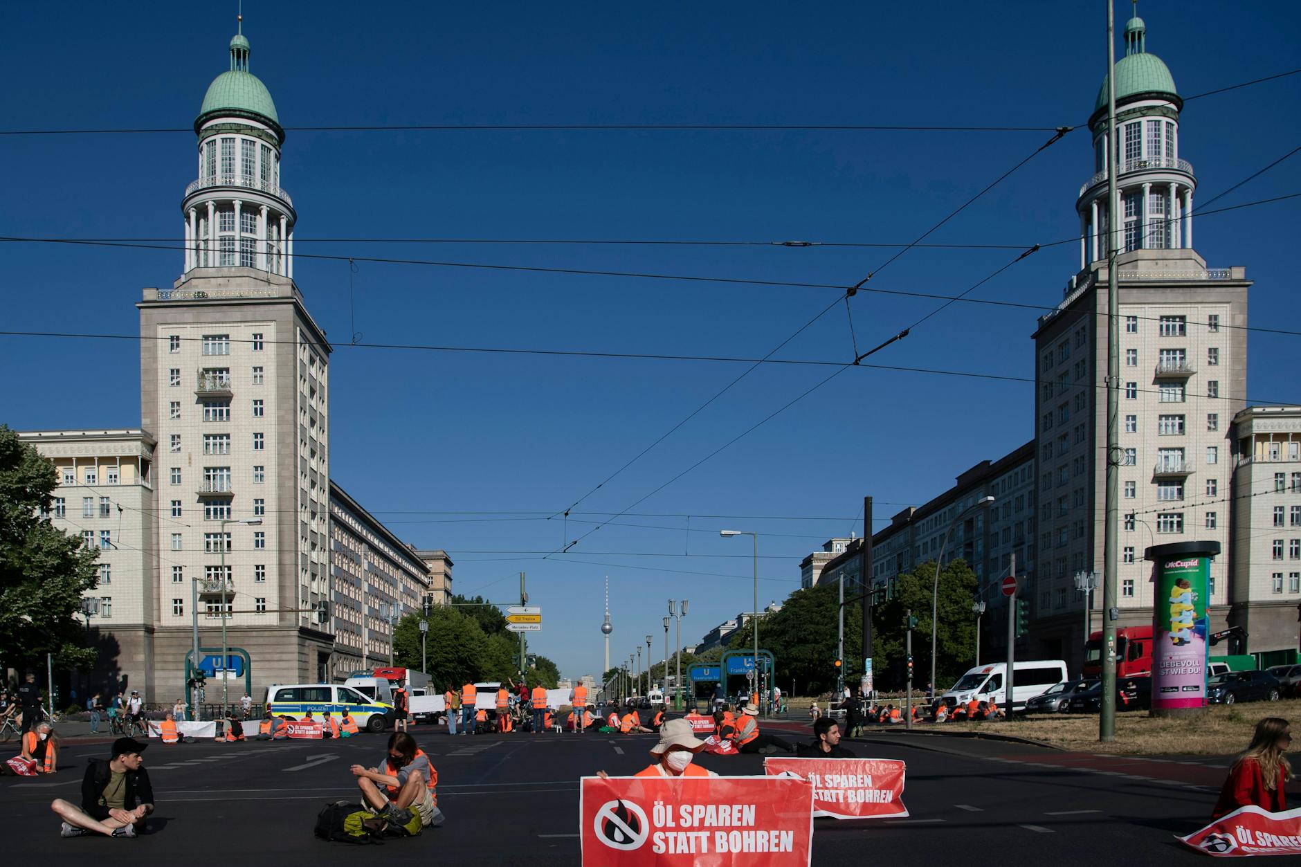 Klimaschutz-Demonstranten der Gruppe „Letzte Generation“ blockierten alle Zufahrten sowie den Kreuzungsbereich am Frankfurter Tor.