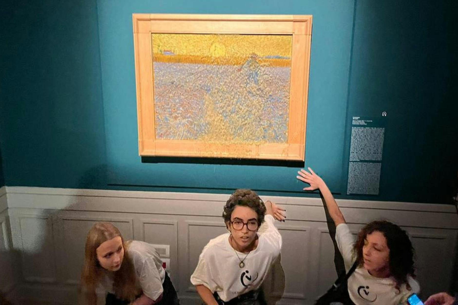 Umweltaktivisten haben in Rom ein bekanntes Gemälde mit Erbsensuppe attackiert.