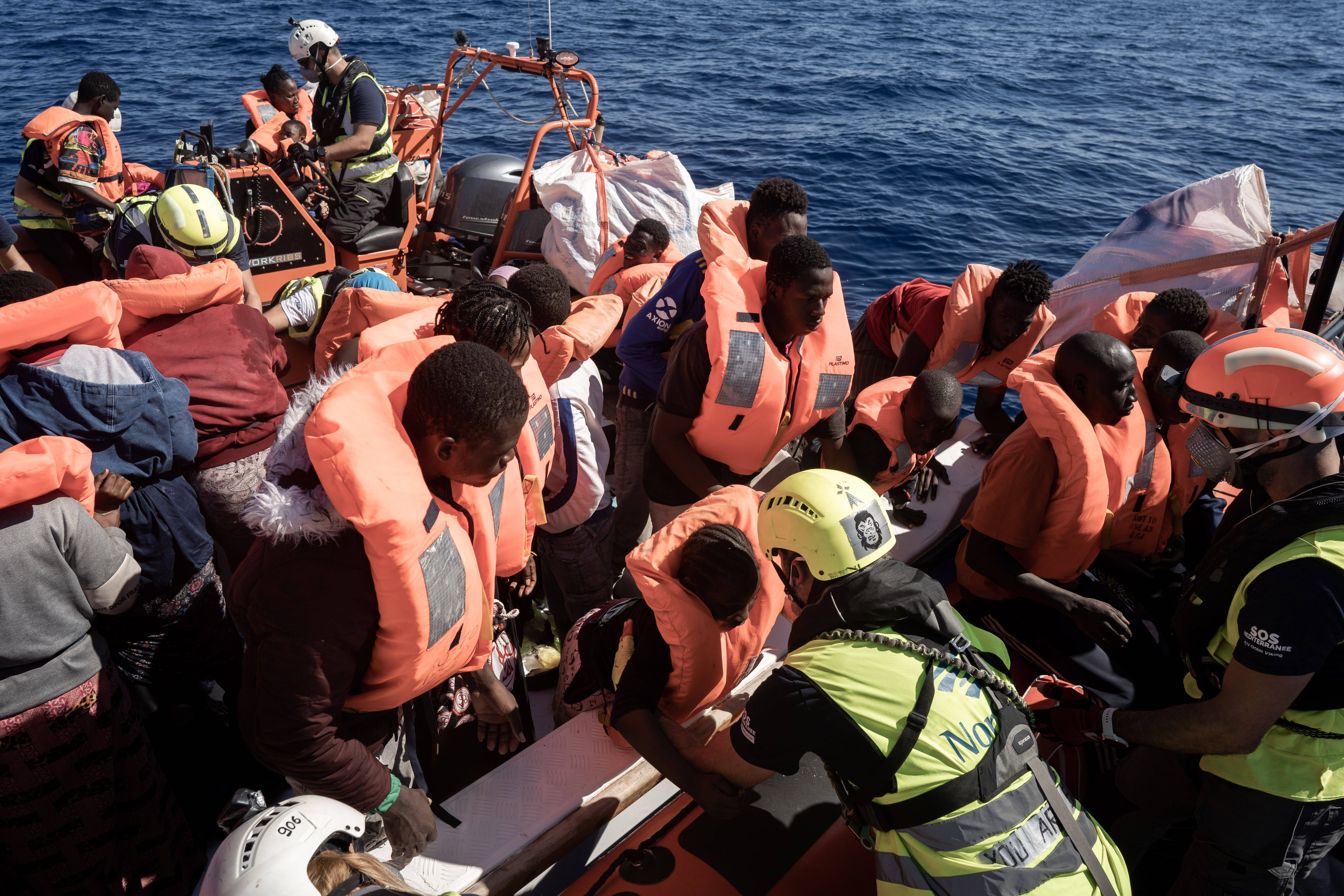 Image - Macht Italien schon wieder die Häfen dicht? Fast 1000 Geflüchtete sitzen auf Rettungsschiffen fest