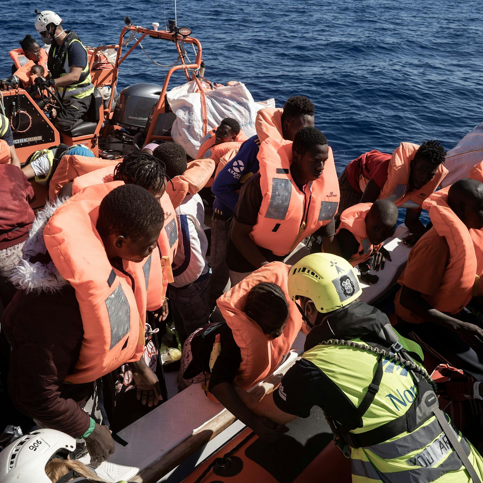 Macht Italien schon wieder die Häfen dicht? Fast 1000 Geflüchtete sitzen auf Rettungsschiffen fest