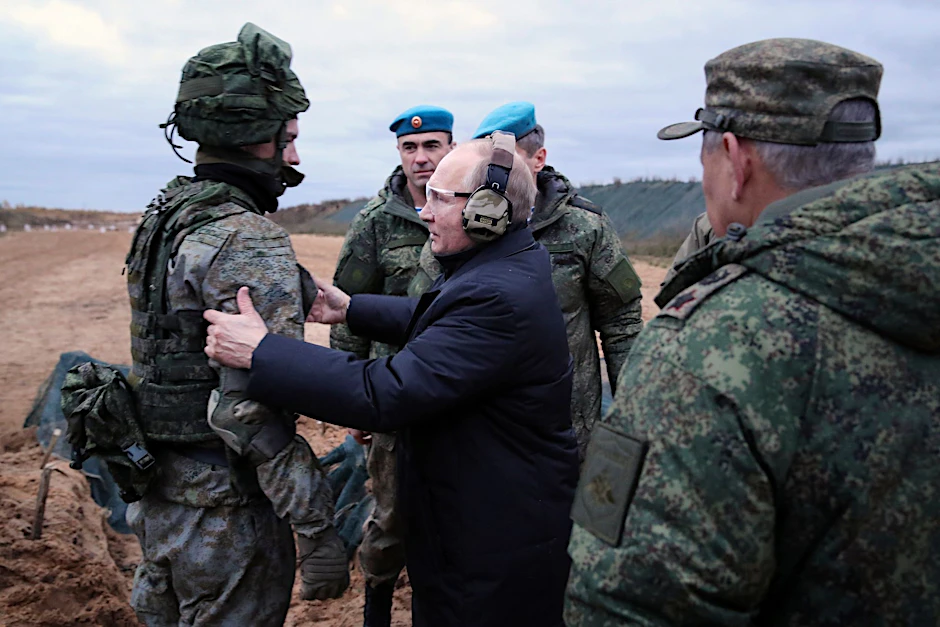 Putin kontrolliert die Ausrüstung der Kämpfer.&nbsp;