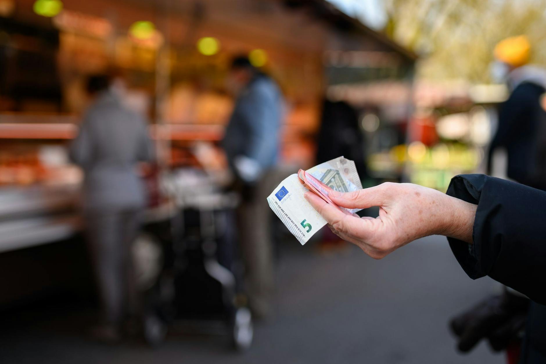 Das Geld reicht gerade für das Nötigste. Wegen der hohen Inflation müssen viele Deutsche sparen, wo sie können.