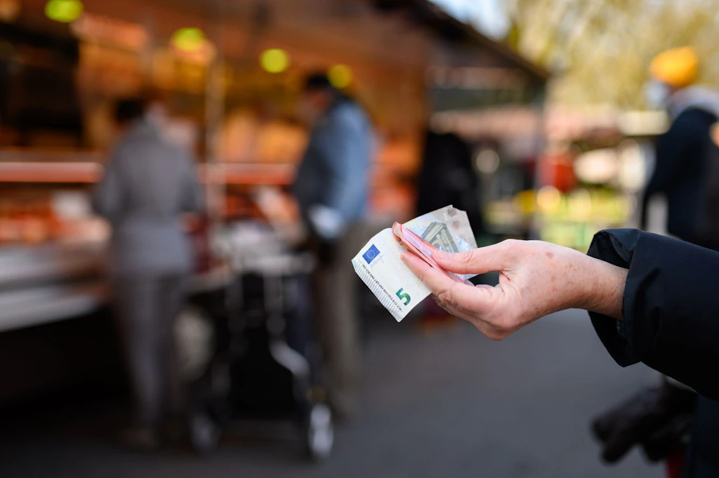 Sparen, wo es geht – wegen der Inflation! So stark schränken sich Deutsche beim Lebensstandard ein