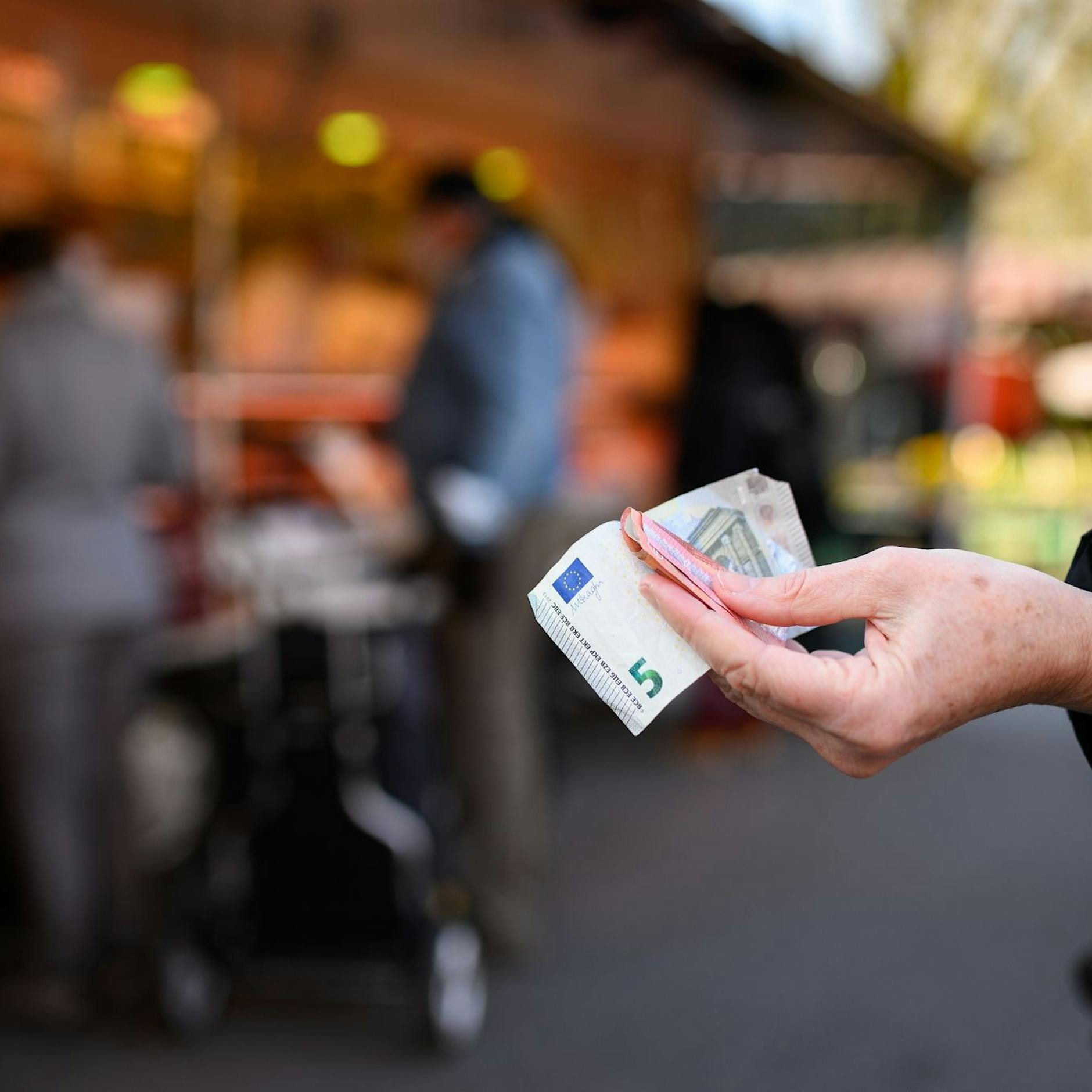 Sparen, wo es geht – wegen der Inflation! So stark schränken sich Deutsche beim Lebensstandard ein