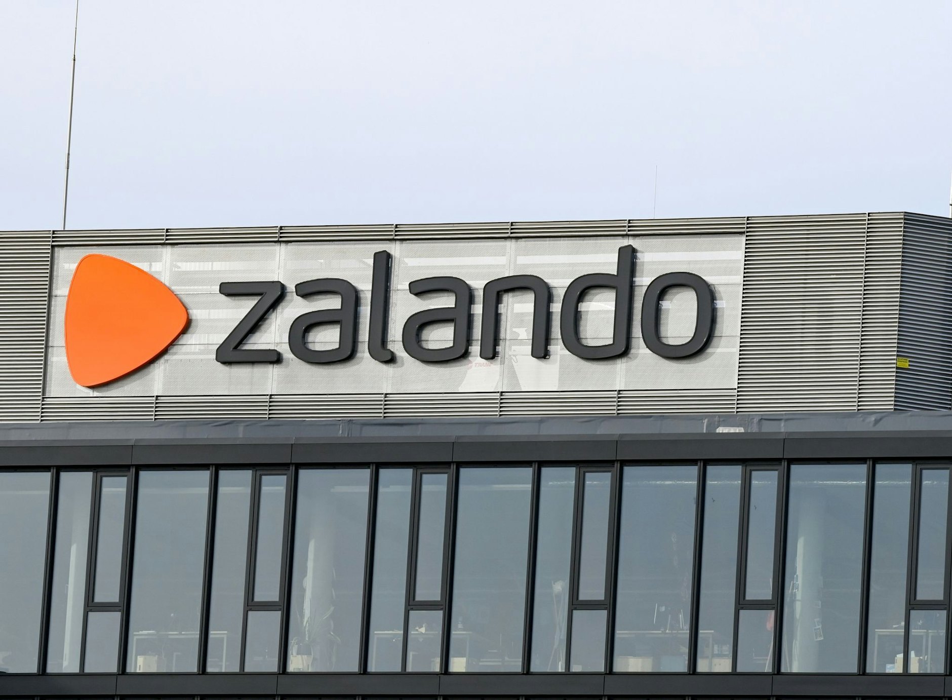 ARCHIV - Das Logo vom Onlinehändler Zalando.  /Symbolbild