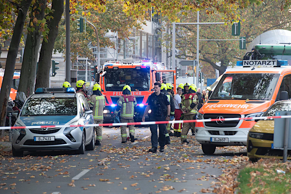 Einsatzfahrzeuge von Polizei und Feuerwehr stehen am Montag an der Bundesallee in Berlin-Wilmersdorf.