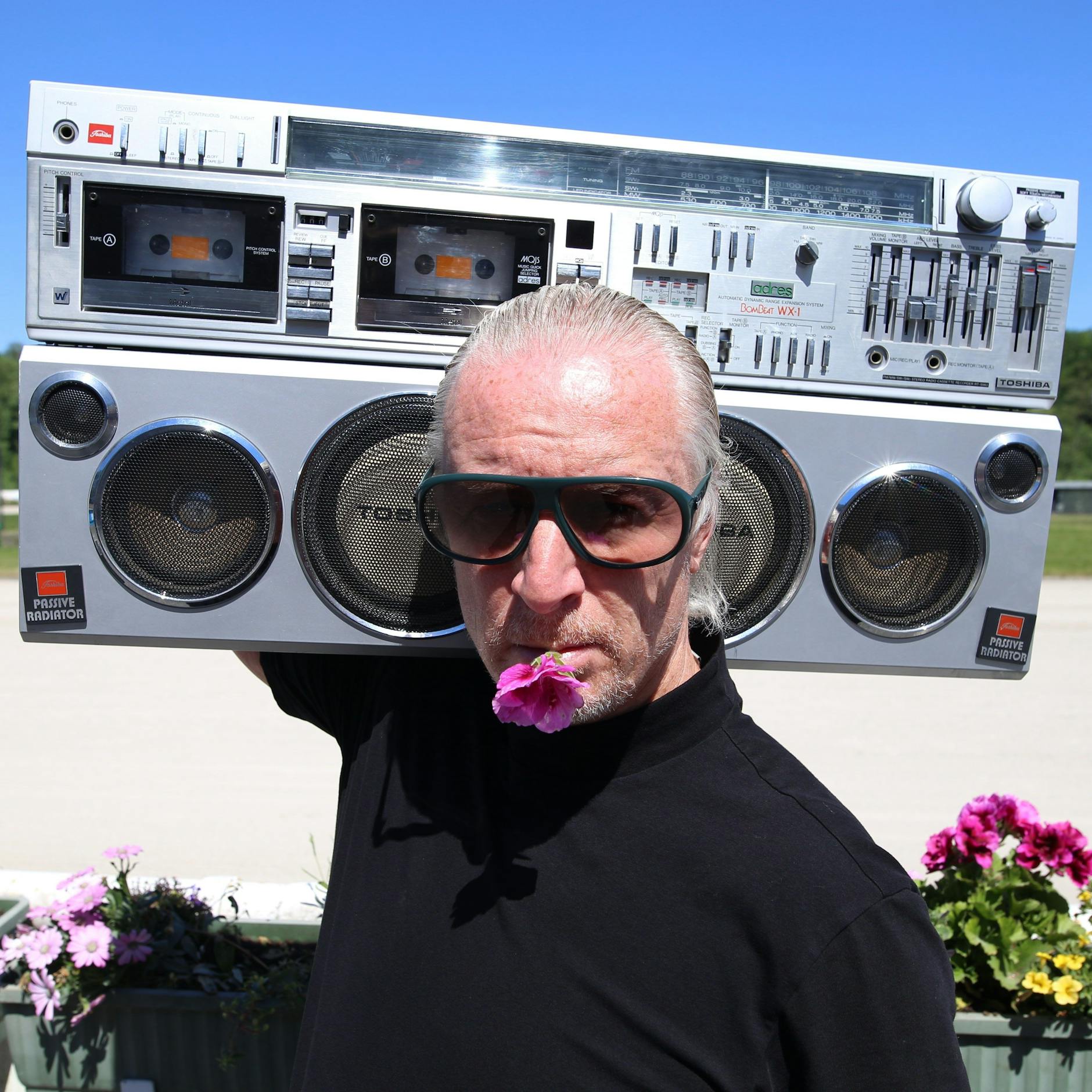 DJ Hell ist im wirklichen Leben ein international gefeierter Techno-Star. Im Film singt er deutschen Schlager.