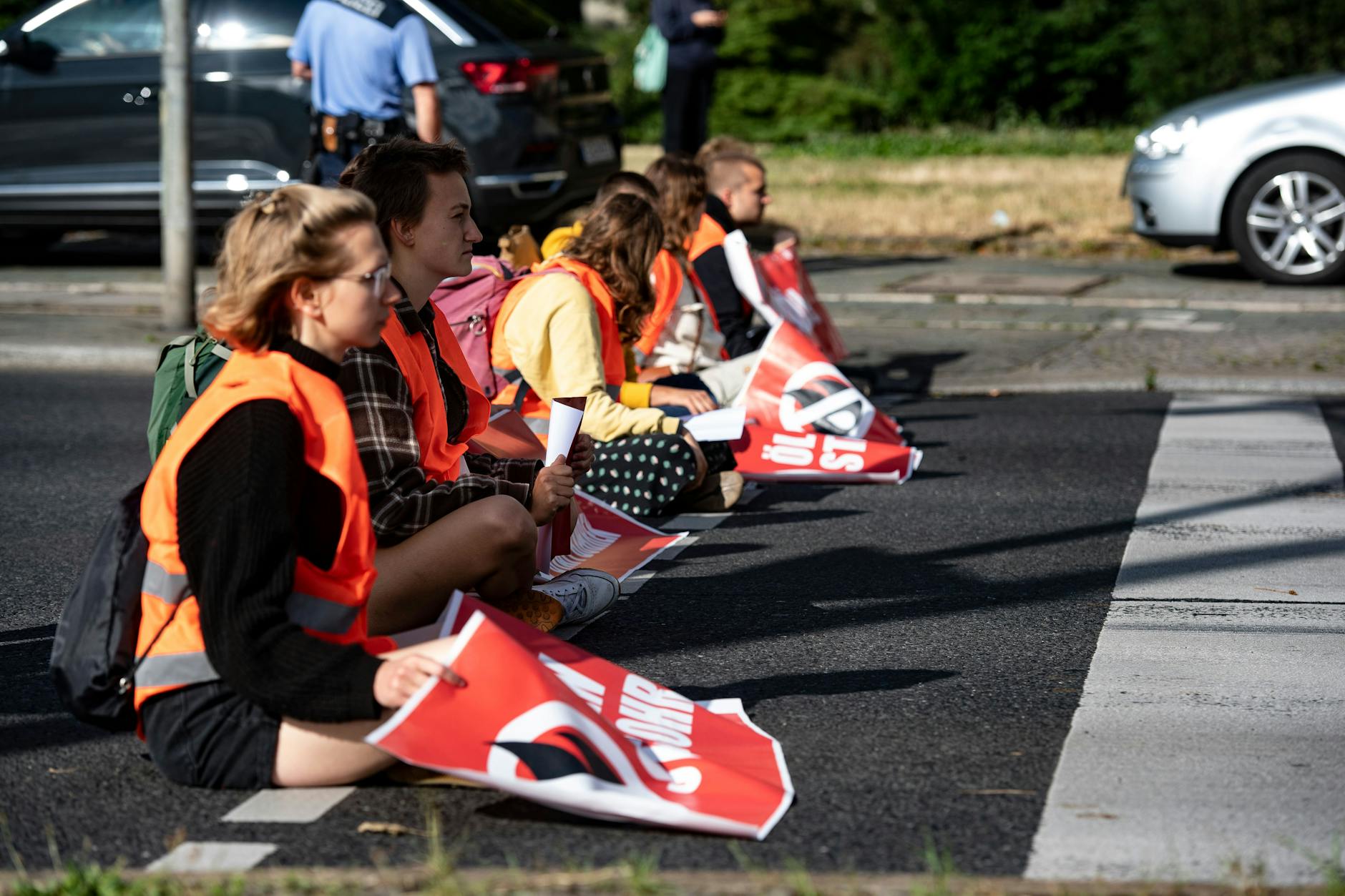 Klimaschutz-Demonstranten der Gruppe „Letzte Generation“ sitzen an der Ausfahrt Halenseestraße der Stadtautobahn.