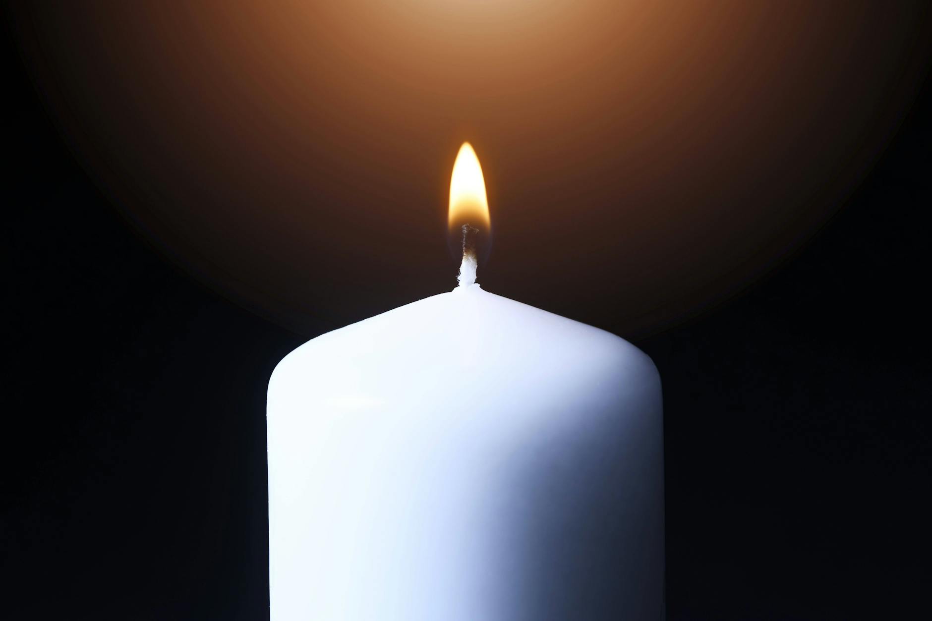 Eine brennende Kerze.