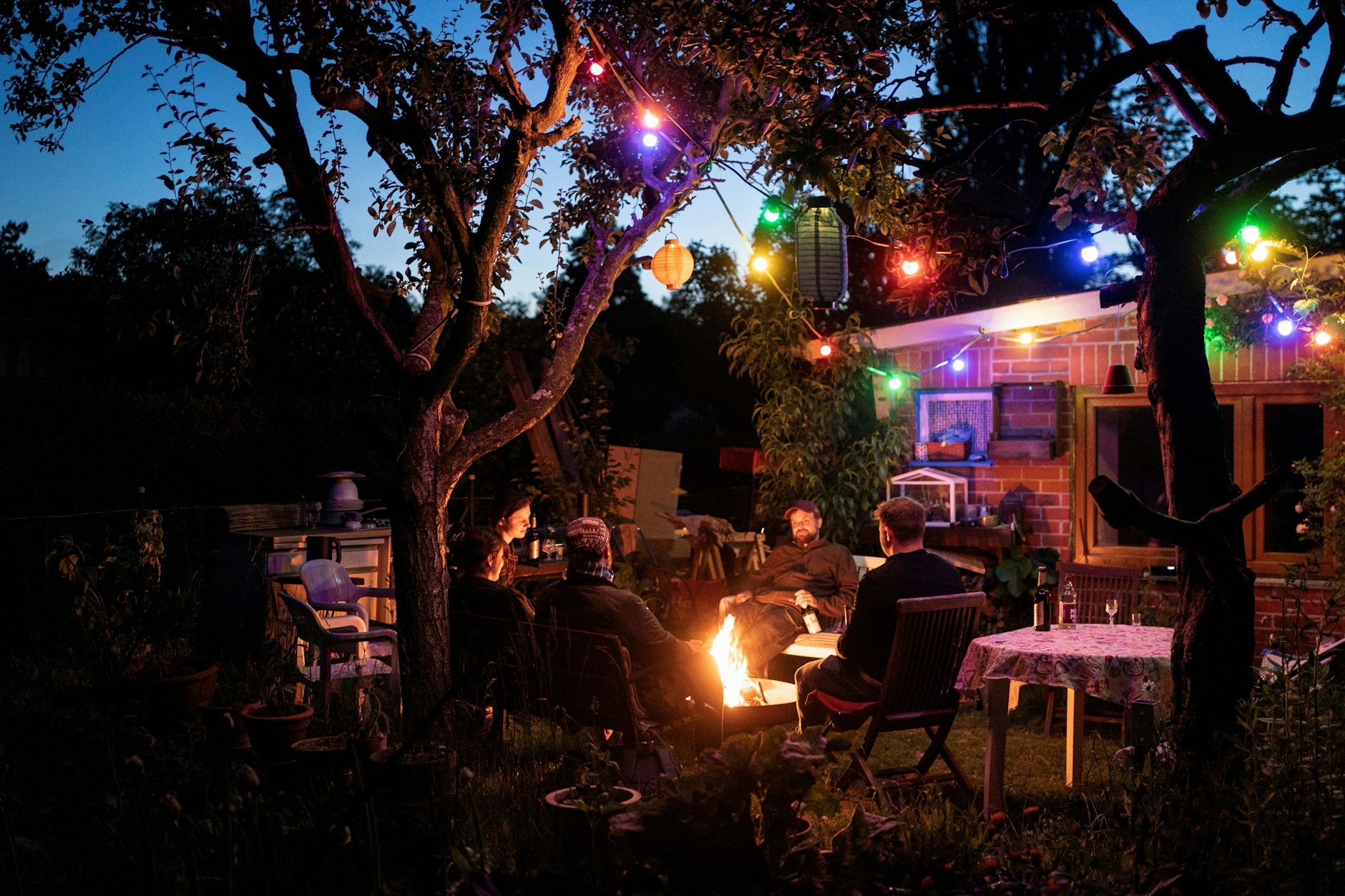 Am Lagerfeuer in einem Kleingarten in Berlin