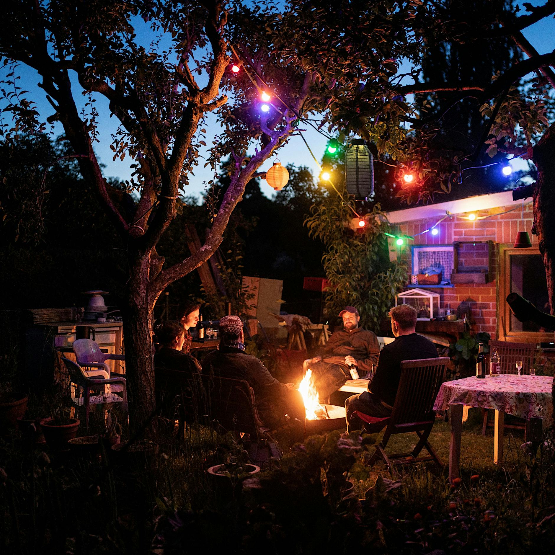 Unter Nachbarn in Berlin: Warum man öfter ein Lagerfeuer im Hof machen sollte