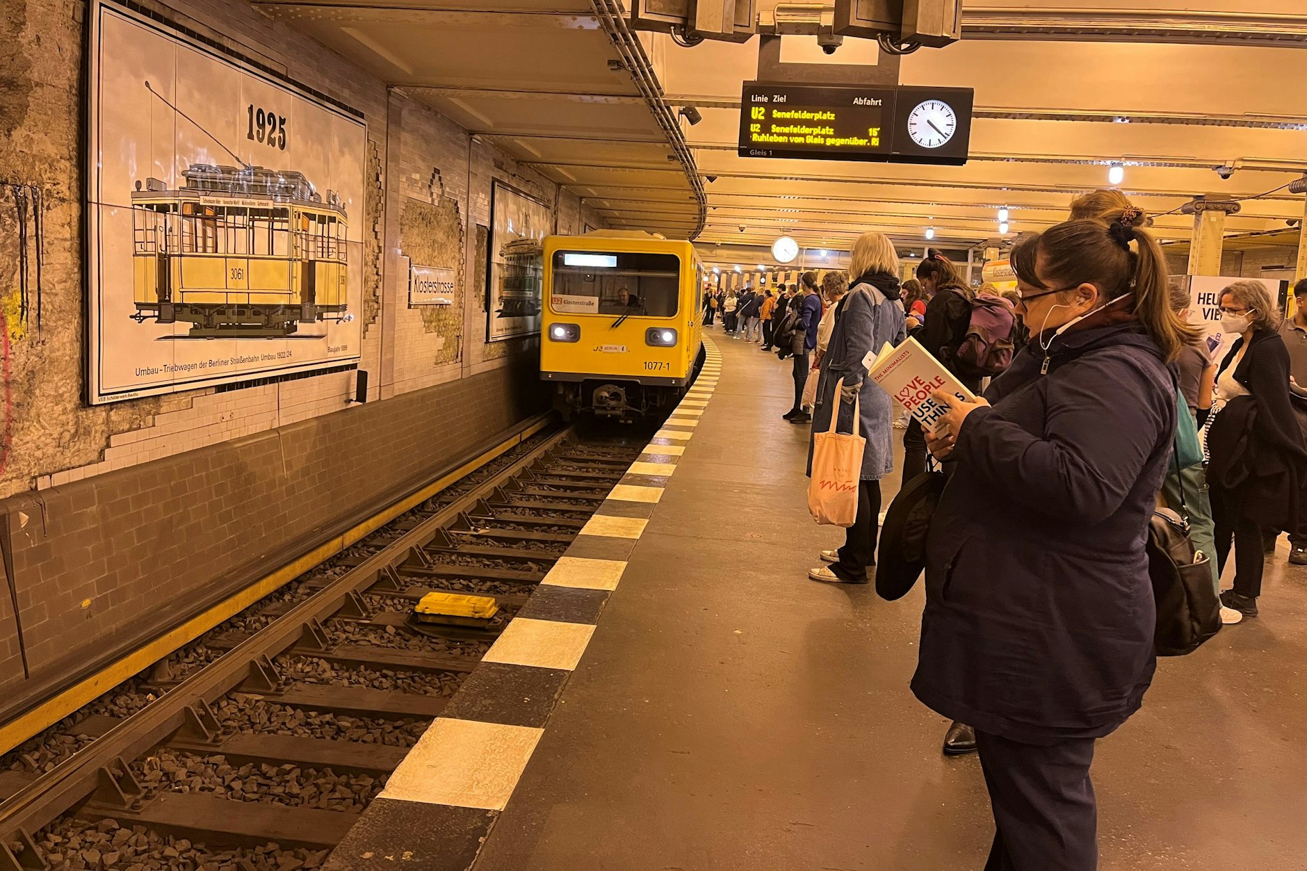 Ein Pendelzug fährt in den U-Bahnhof Klosterstraße in Mitte ein. Wer mit der U2 in Richtung Pankow möchte, muss hier umsteigen. Die Züge verkehren nur alle 15 Minuten.