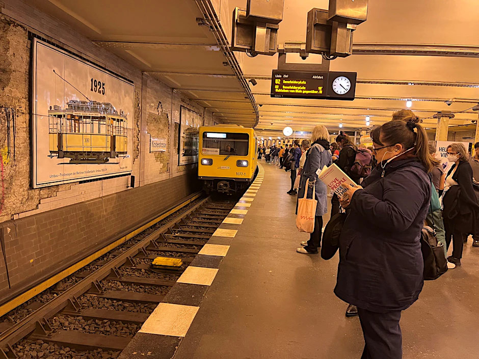 Ein Pendelzug fährt in den U-Bahnhof Klosterstraße in Mitte ein. Wer mit der U2 in Richtung Pankow möchte, muss hier umsteigen. Die Züge verkehren nur alle 15 Minuten.